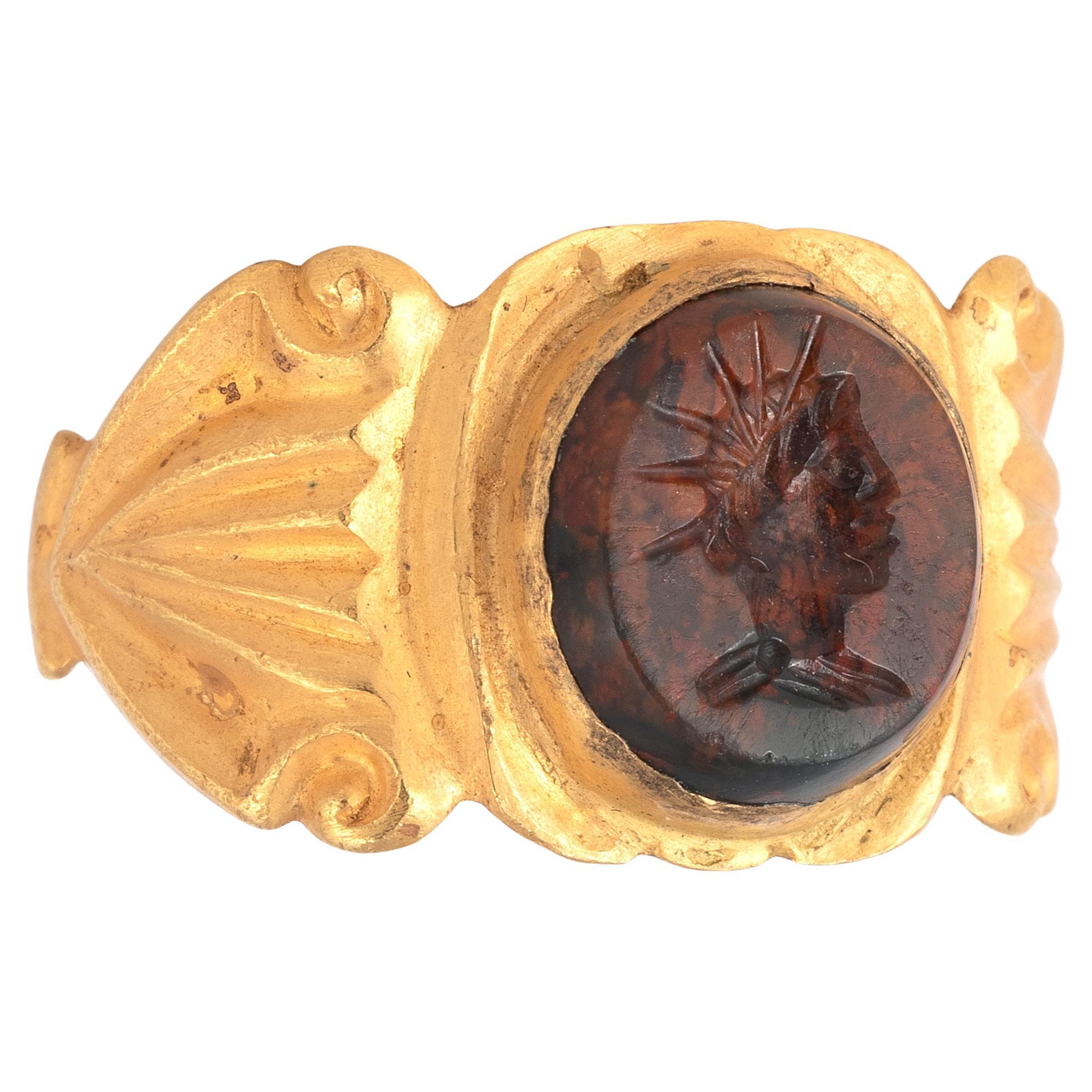 Un anello romano con diaspro e Helios incastonato in oro antico in vendita