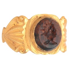 Bague en or ancien ornée d'une hélios en intaille en jaspe romain