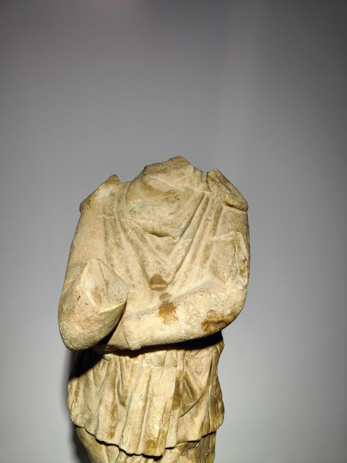 Roman Marble Trapezophorus circa 1st-2nd Century A.D For Sale 3