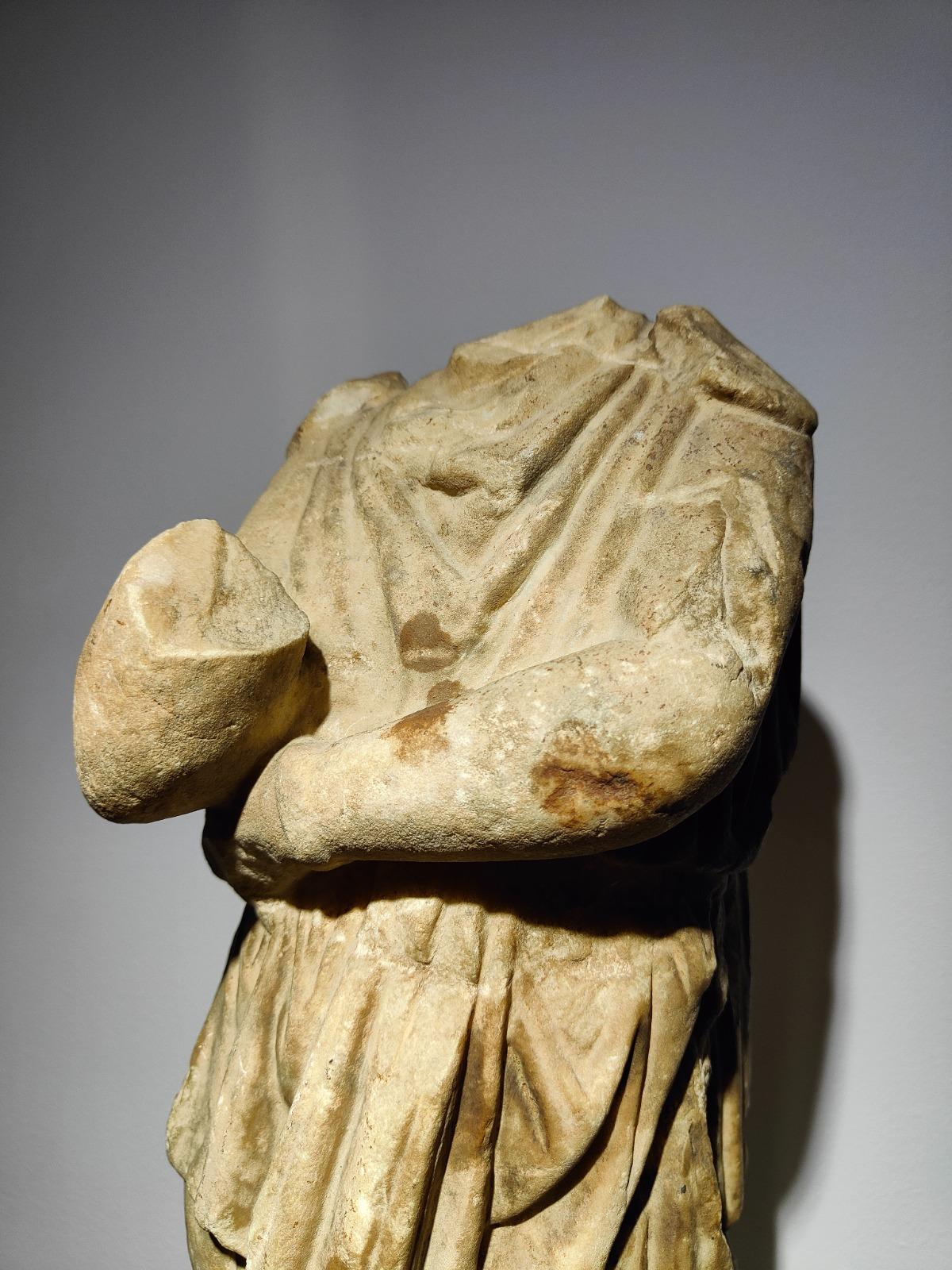 Roman Marble Trapezophorus circa 1st-2nd Century A.D In Good Condition For Sale In Madrid, ES