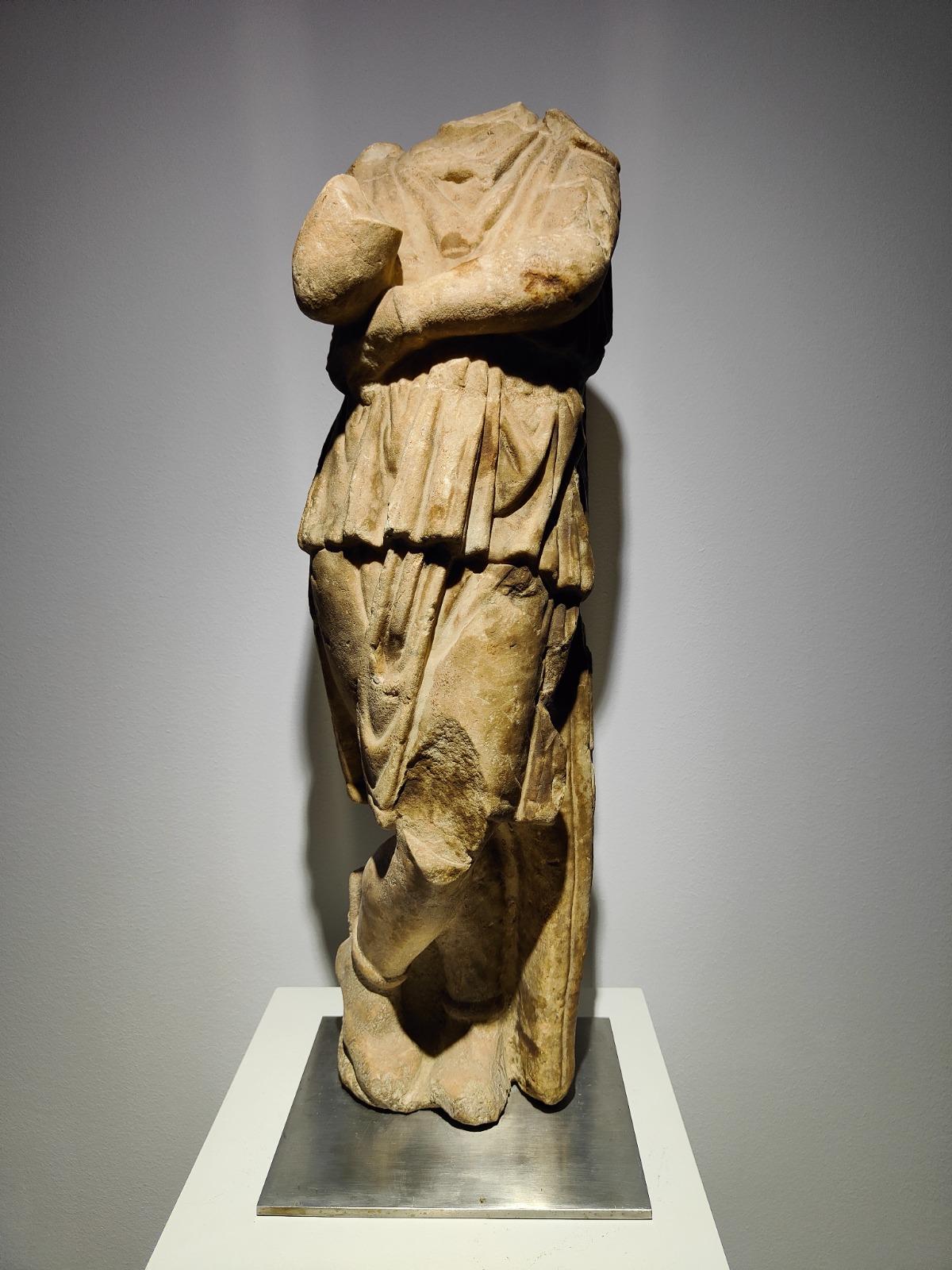 Roman Marble Trapezophorus circa 1st-2nd Century A.D In Good Condition For Sale In Madrid, ES