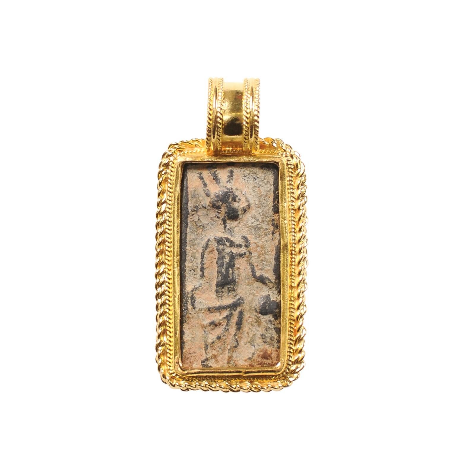 Un favoloso sigillo romano incastonato in oro 21K con balla fissa come pendente. Questo sigillo romano in piombo con il disegno scolpito di un sacerdote romano è stimato tra il I e il III secolo ADS. Si tratta di un gioiello artigianale