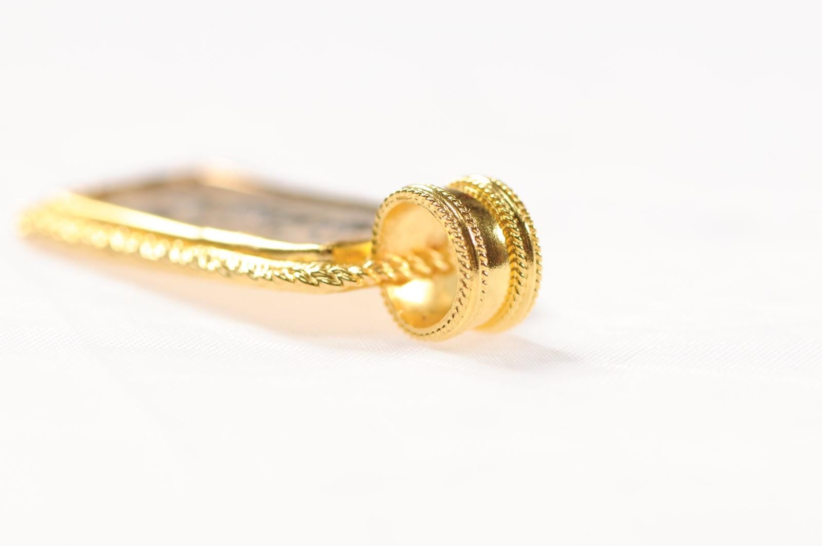 Romano classico Ciondolo con sigillo di sacerdote romano in oro 21 carati (solo il ciondolo) in vendita