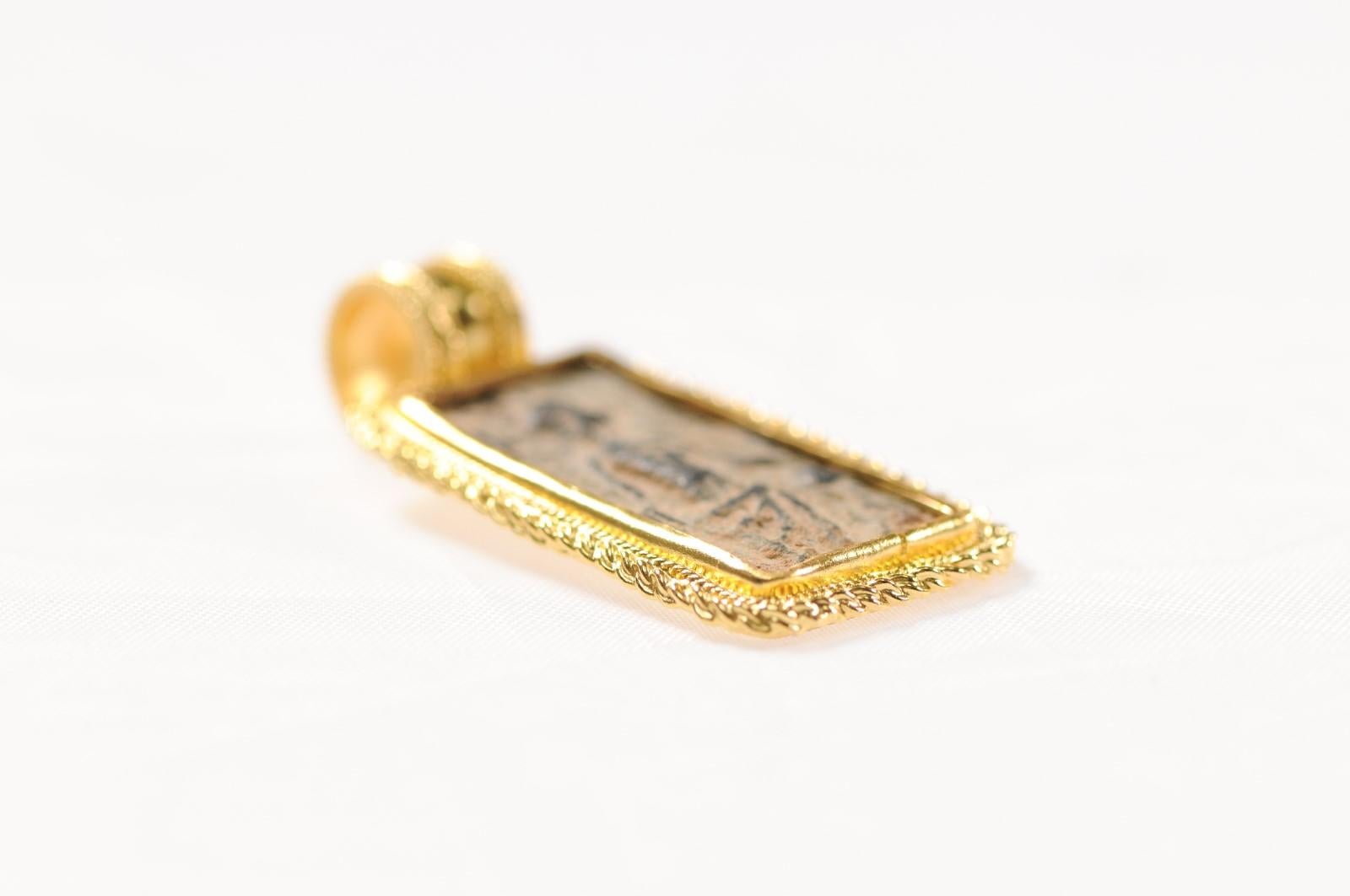 Ciondolo con sigillo di sacerdote romano in oro 21 carati (solo il ciondolo) In condizioni ottime in vendita a Atlanta, GA