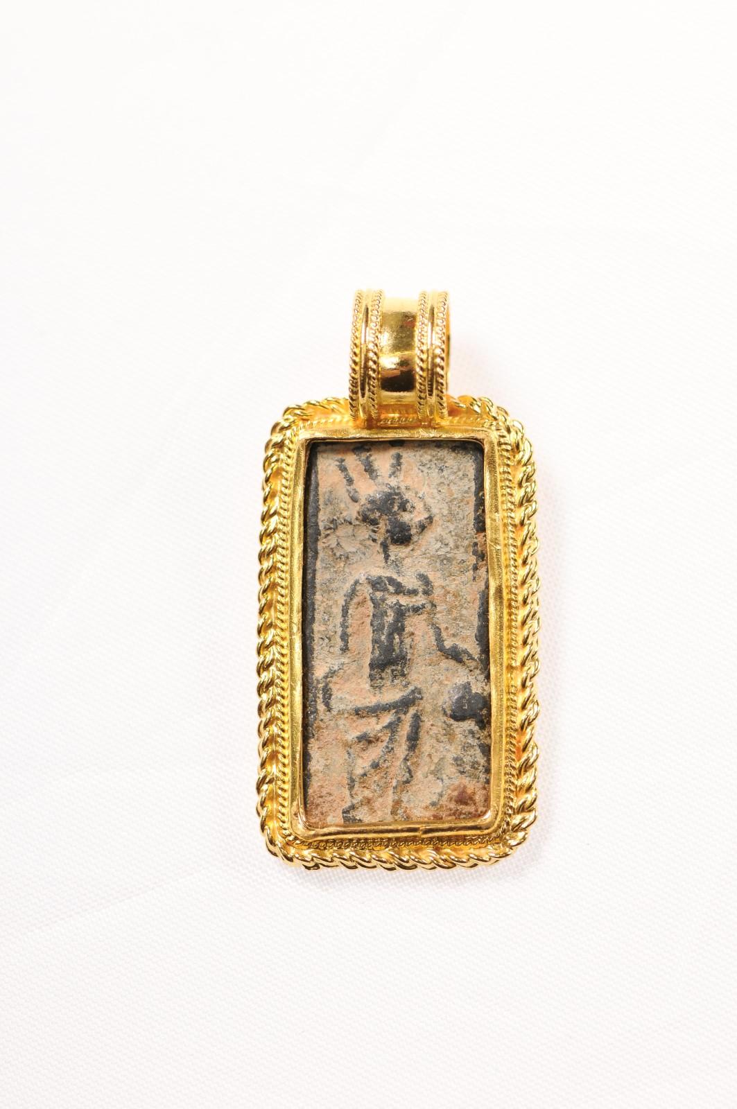 Ciondolo con sigillo di sacerdote romano in oro 21 carati (solo il ciondolo) in vendita 1
