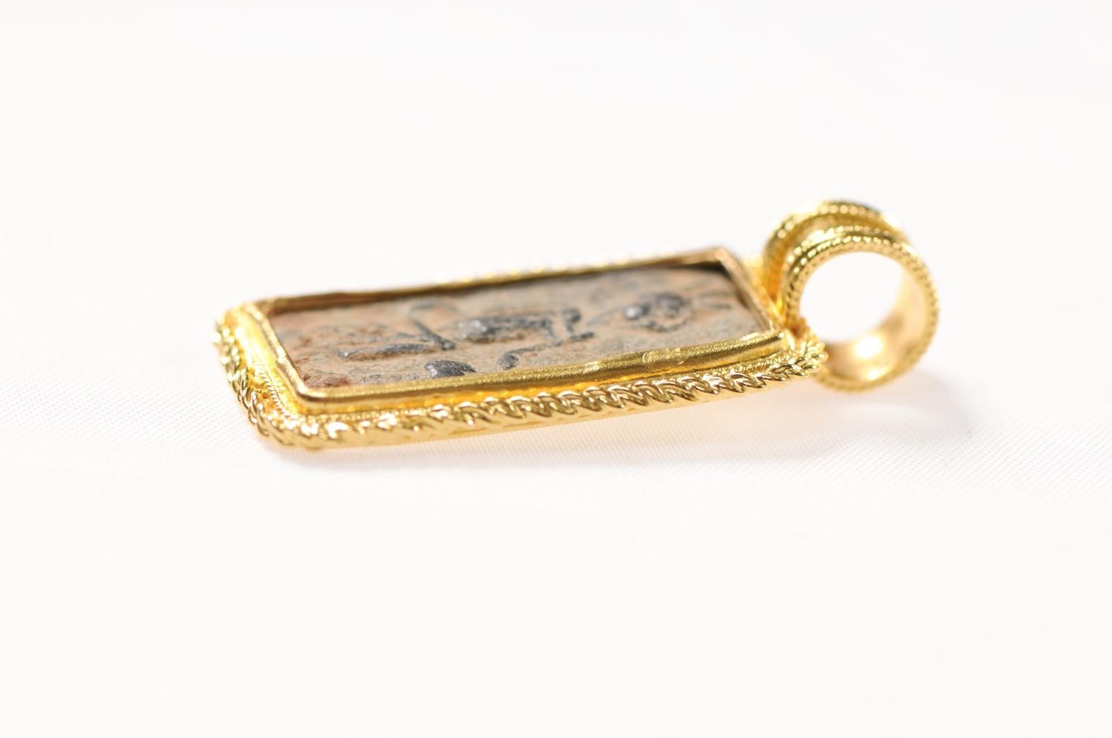 Ciondolo con sigillo di sacerdote romano in oro 21 carati (solo il ciondolo) in vendita 2