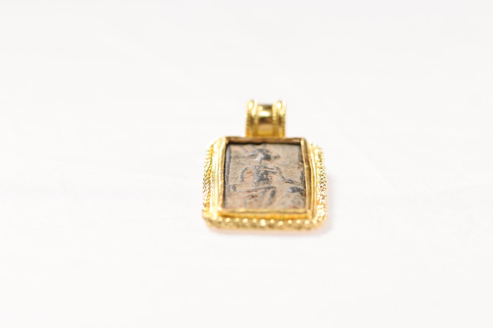 Ciondolo con sigillo di sacerdote romano in oro 21 carati (solo il ciondolo) in vendita 3