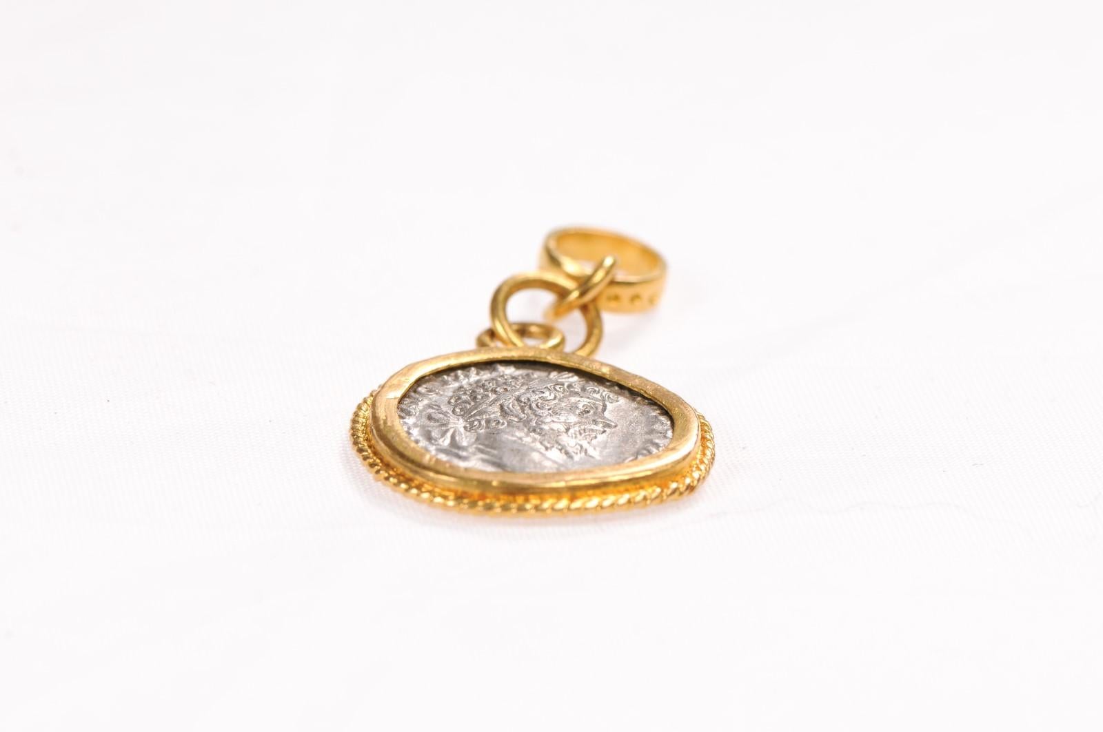 Pendentif en forme de pièce de monnaie romaine en argent (pendentif uniquement) en vente 5
