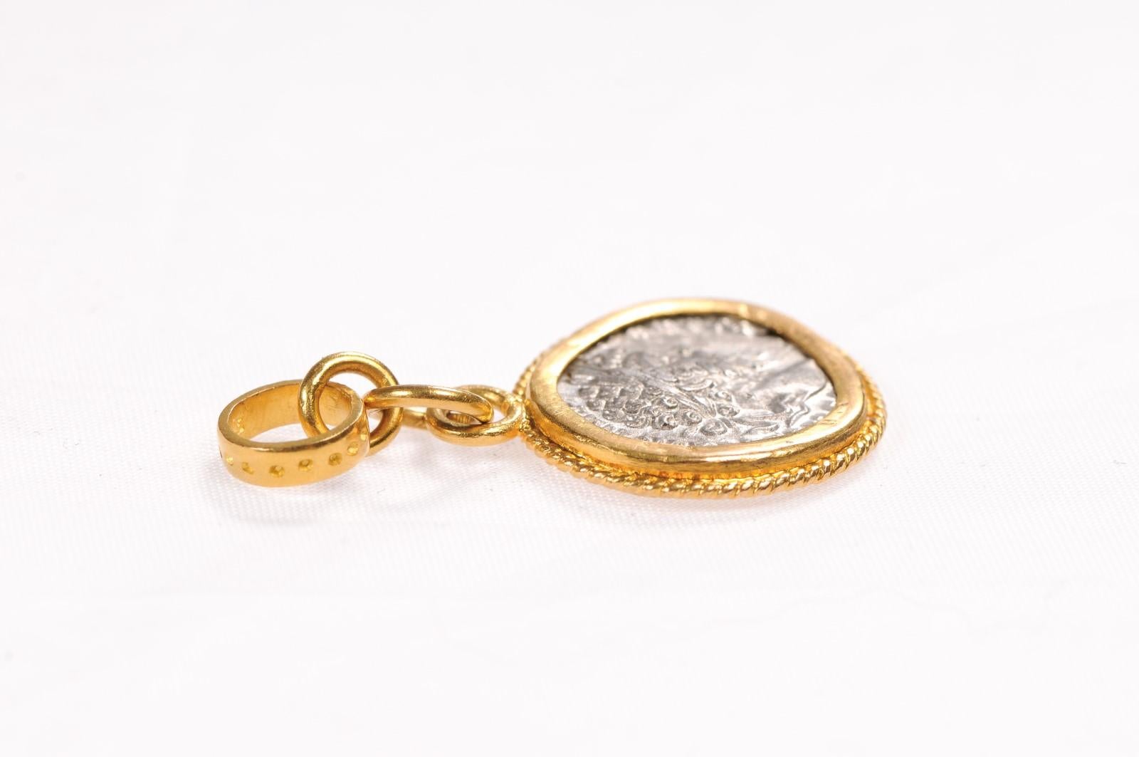 Pendentif en forme de pièce de monnaie romaine en argent (pendentif uniquement) en vente 6