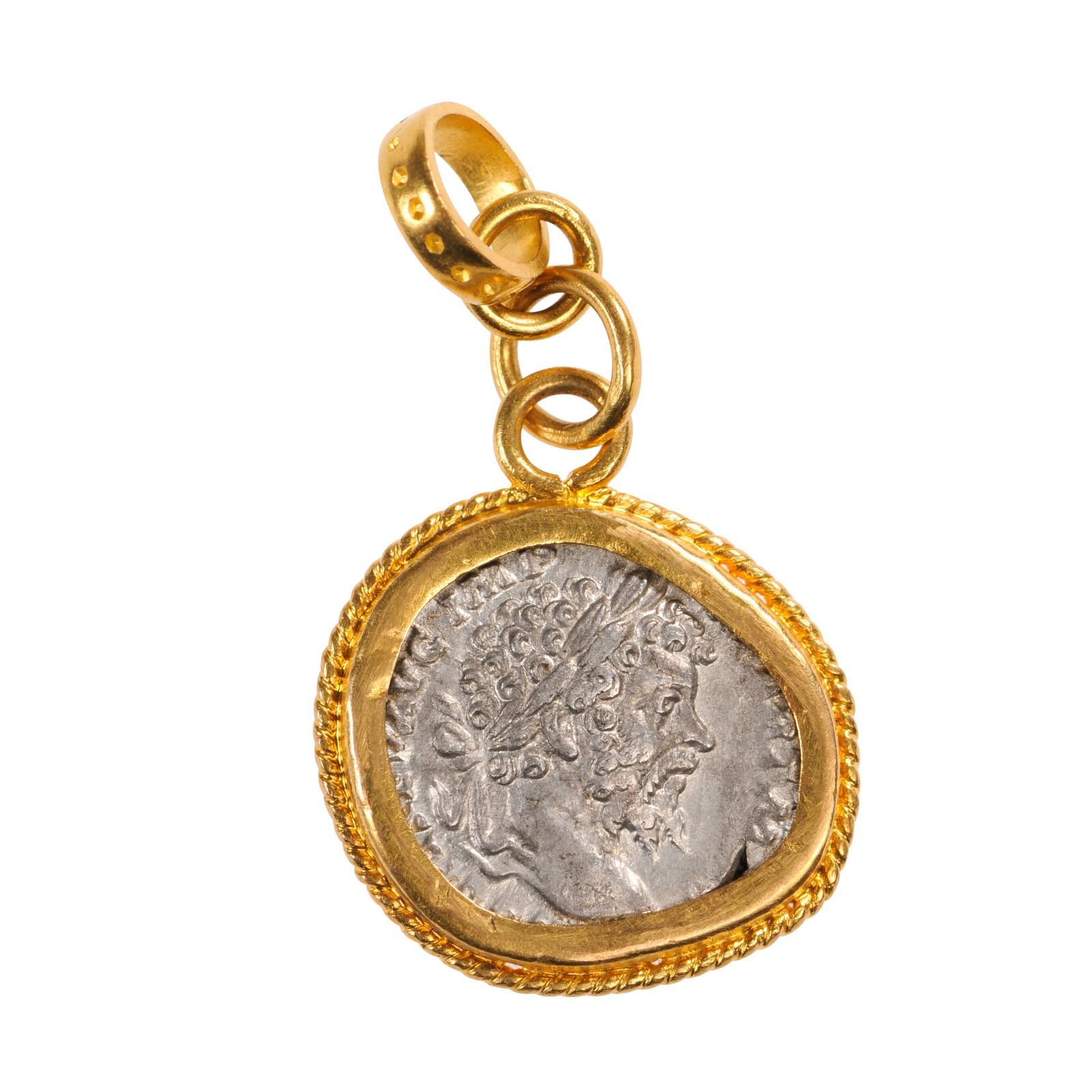 Romain classique Pendentif en forme de pièce de monnaie romaine en argent (pendentif uniquement) en vente