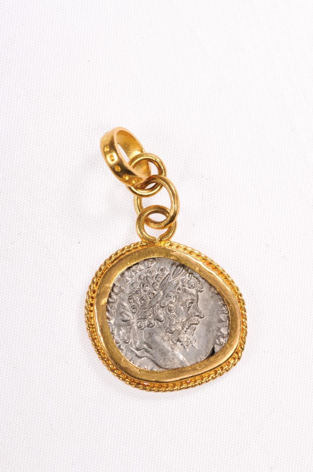 Pendentif en forme de pièce de monnaie romaine en argent (pendentif uniquement) Excellent état - En vente à Atlanta, GA