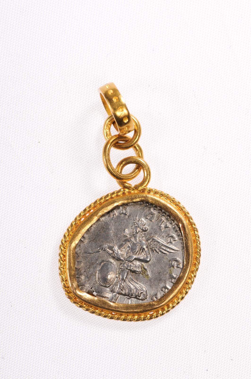 Pendentif en forme de pièce de monnaie romaine en argent (pendentif uniquement) Unisexe en vente