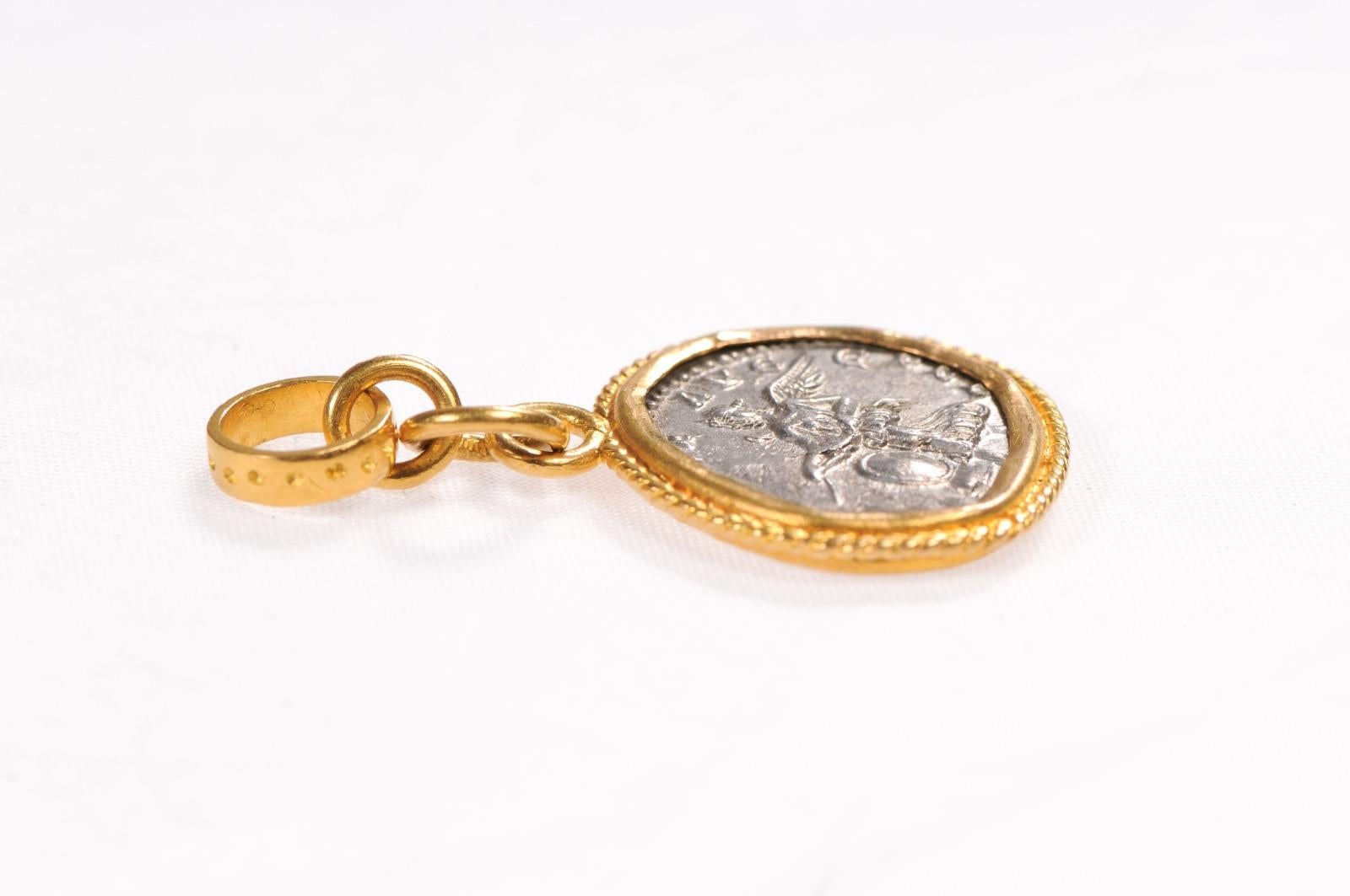 Pendentif en forme de pièce de monnaie romaine en argent (pendentif uniquement) en vente 1