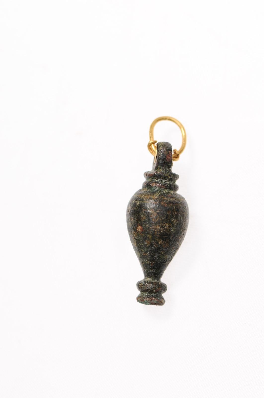 da uomo o donna Un ciondolo a forma di vaso romano con 22 carati in vendita