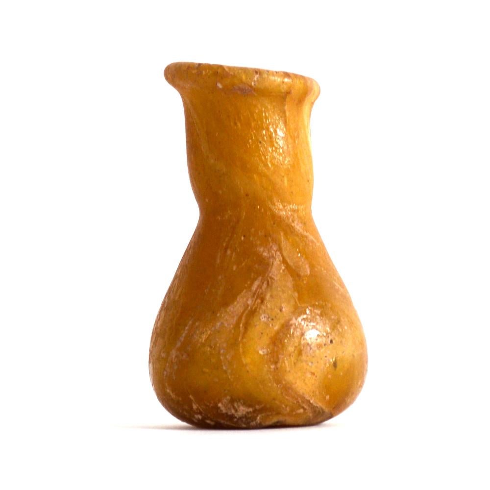 Ein römisches gelbes Glas-Unguentarium (Italienisch) im Angebot