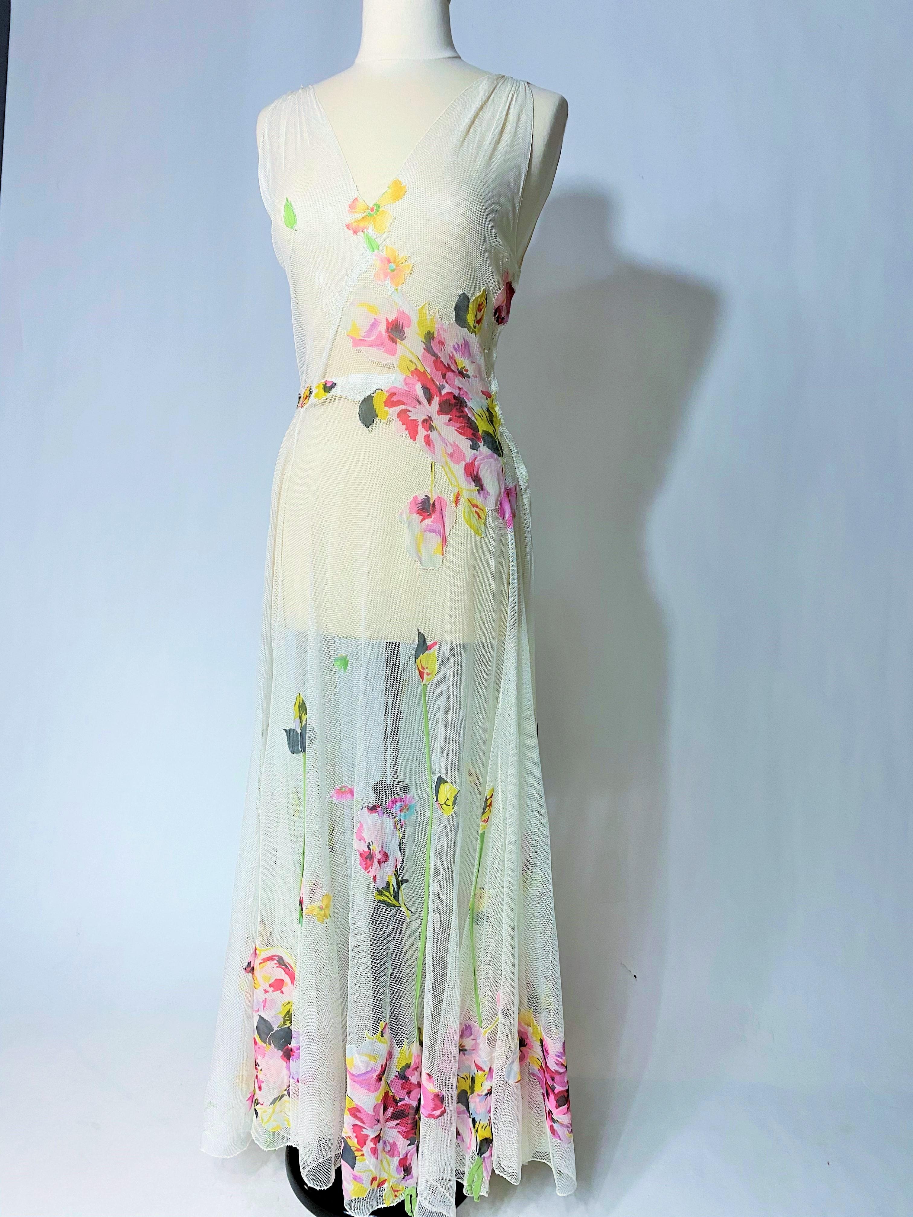 Robe romantique en filet de coton blanc appliqué avec mousseline de soie imprimée, circa 1938 en vente 6