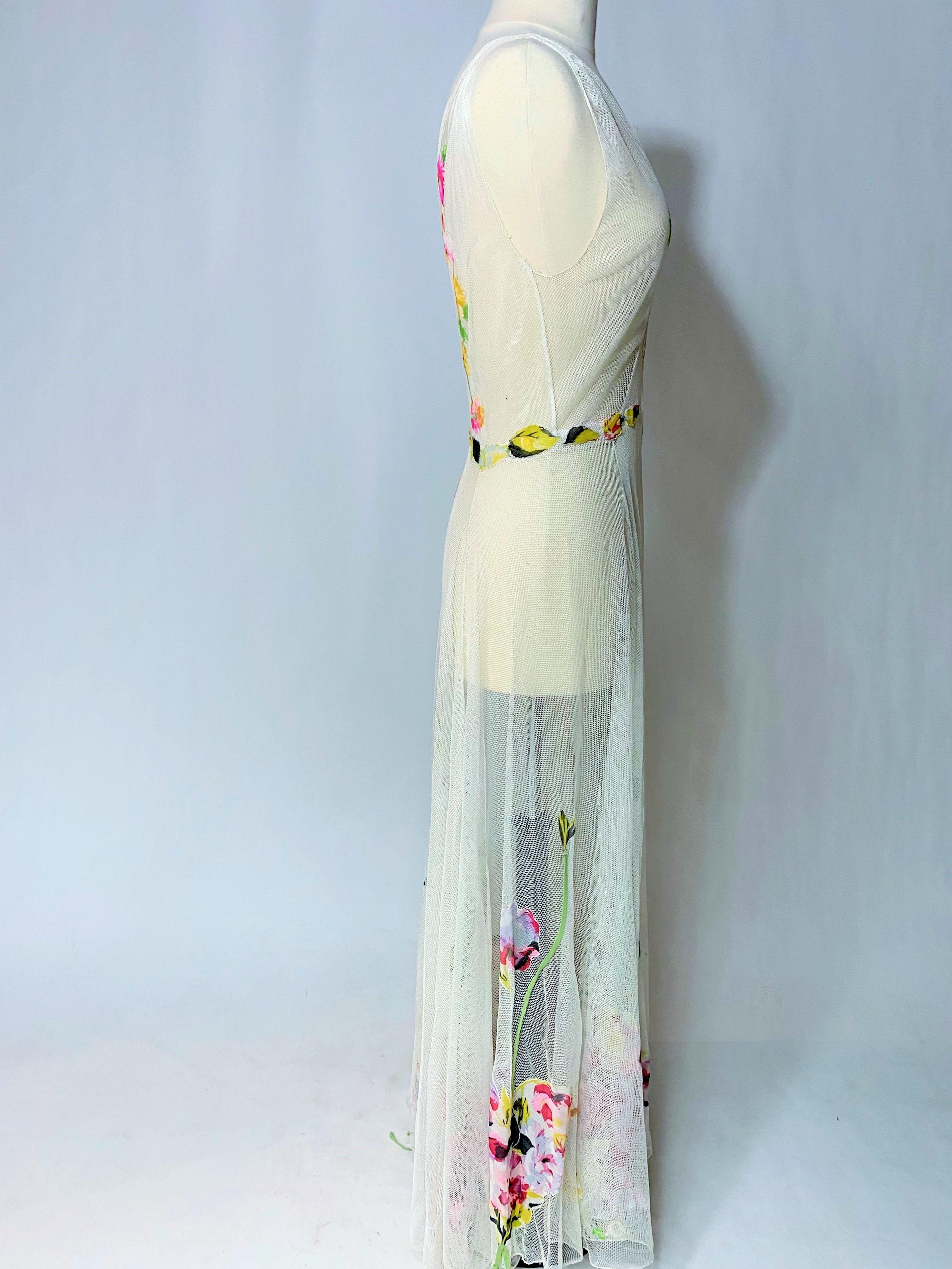 Robe romantique en filet de coton blanc appliqué avec mousseline de soie imprimée, circa 1938 en vente 8