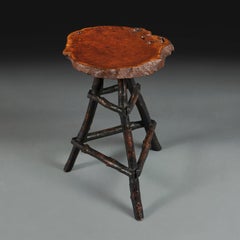 Table de cricket en bois de résineux avec base tripode