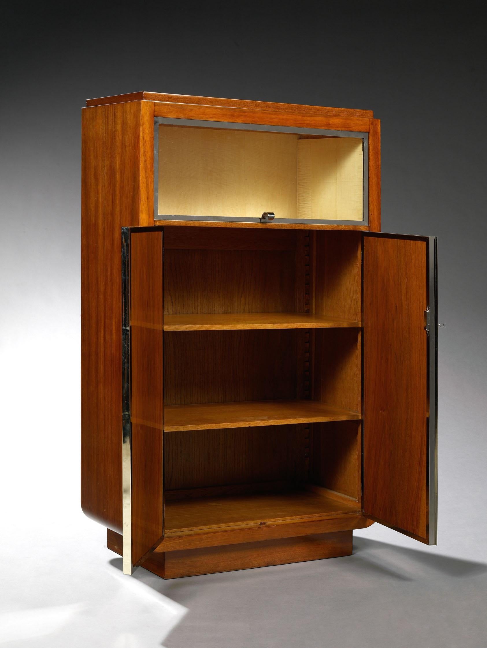 Light rosewood cabinet with open niches in the upper part. Opens in front through two solid doors with a mirror base. Metal print handles.
Bibliography: Maxime Old, architecte-décorateur, Y. Badetz, Editions Norma, 2000, pp. 17, 127 et 157 (Similar