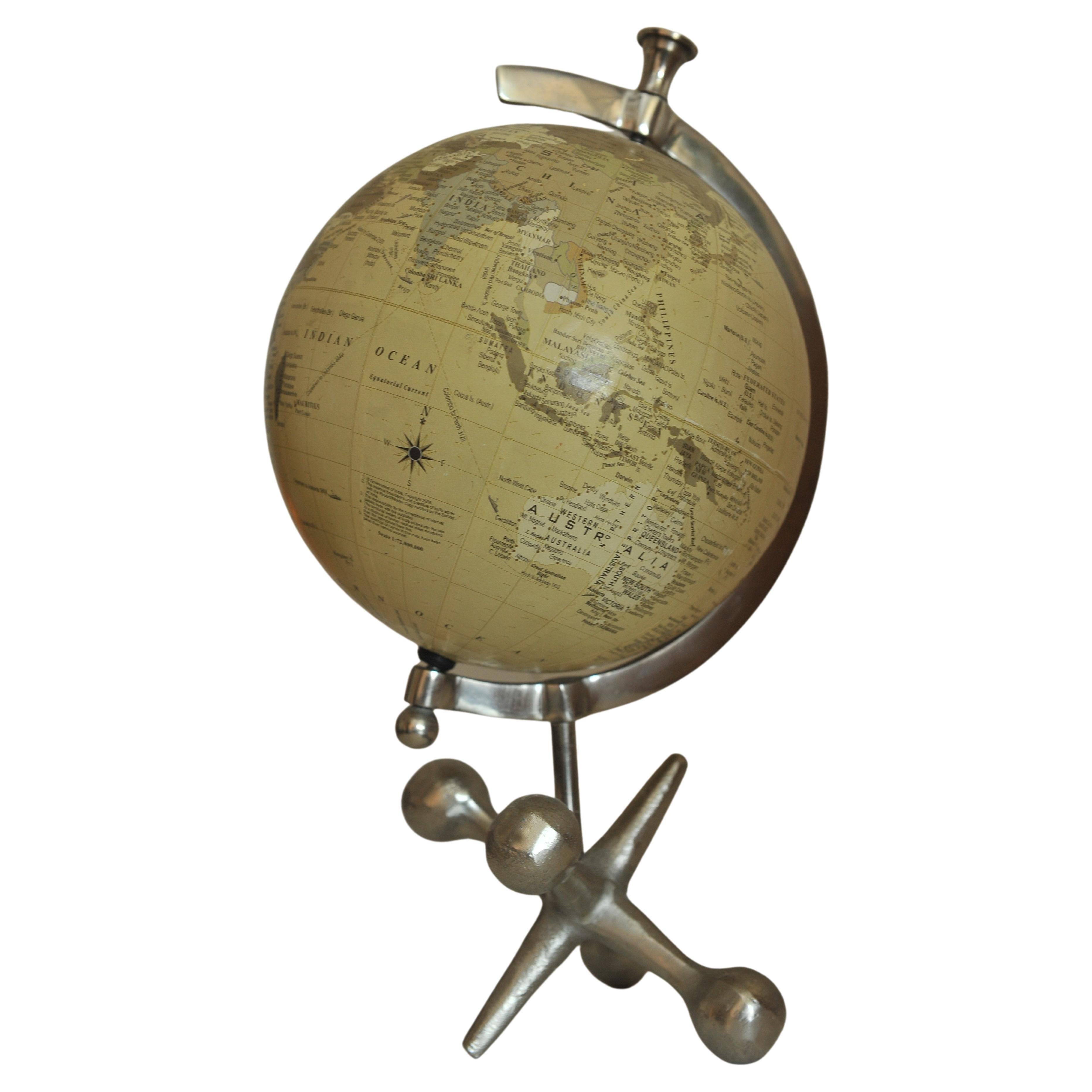 Globe terrestre rotatif sur une base en métal.
Idéal pour le bureau ou l'étude.
