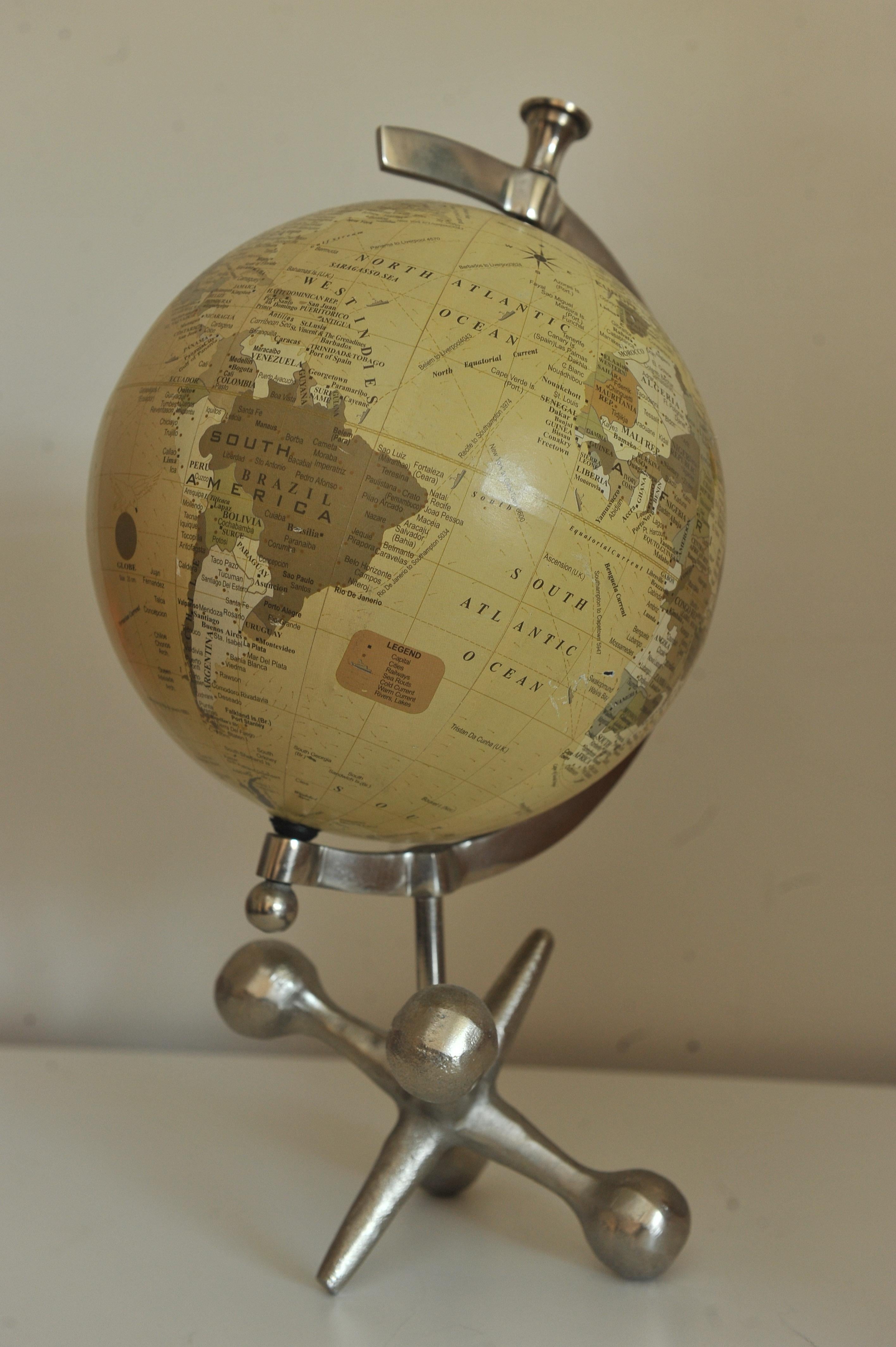 Chrome Globe terrestre rotatif sur Stand en métal pour bureau ou étude en vente