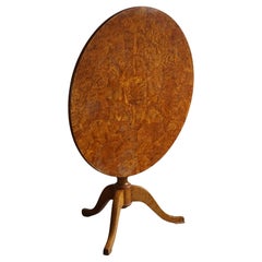 Mesa redonda plegable sueca antigua de madera de nudo, principios del siglo XIX