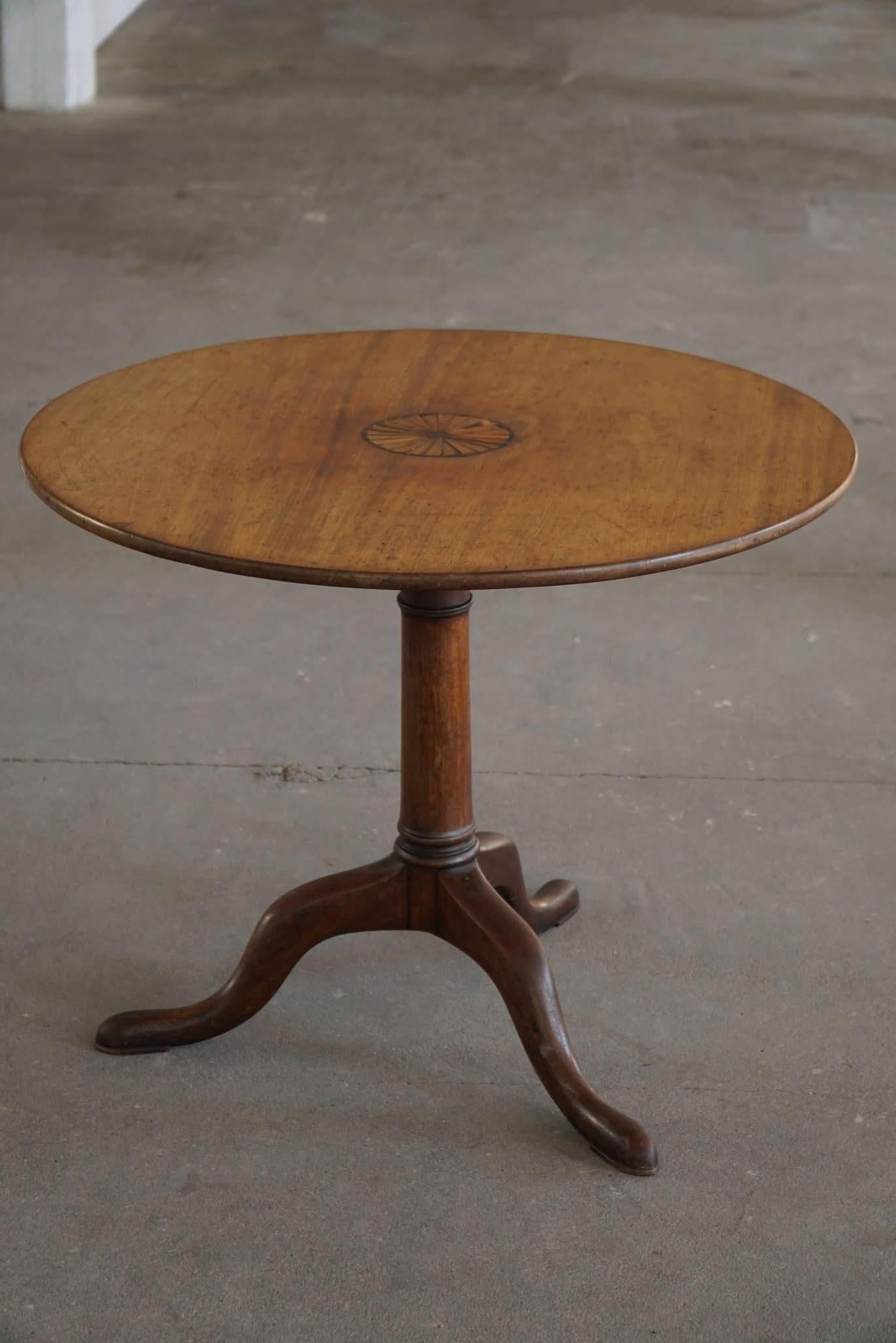 Un affascinante tavolo da pranzo rotondo / piedistallo di Wood realizzato in legno riccamente patinato, risalente agli inizi del XIX secolo. Il piano del tavolo è impreziosito da un'impressionante centrotavola geometrico intagliato, che aggiunge un