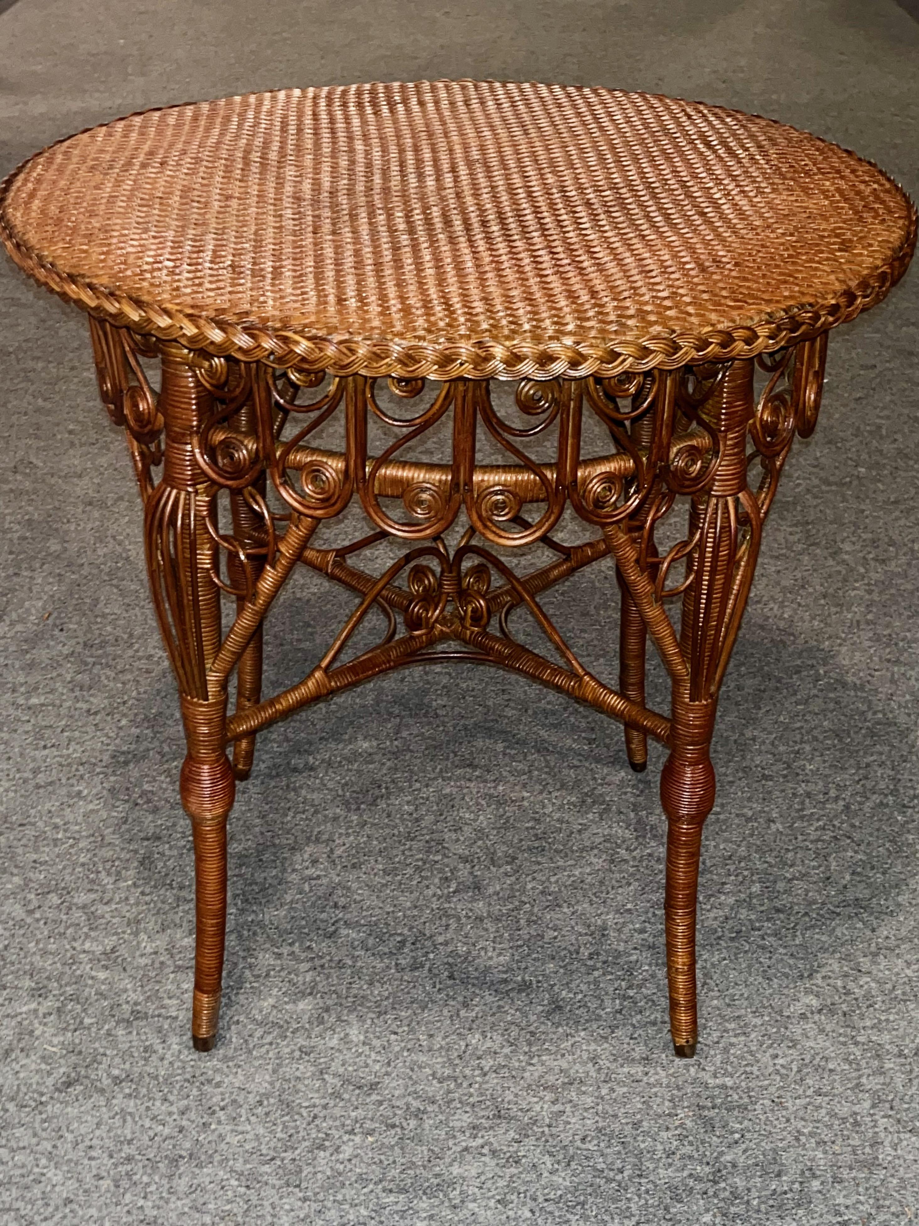 Ein sehr seltener und früher, ausgefallener viktorianischer Rattan-Mitteltisch in natürlicher Ausführung, amerikanisch, zugeschrieben der Wakefield Rattan Company, Wakefield, Ma. Dieser Tisch ist, was die dekorative Verarbeitung angeht, überragend.