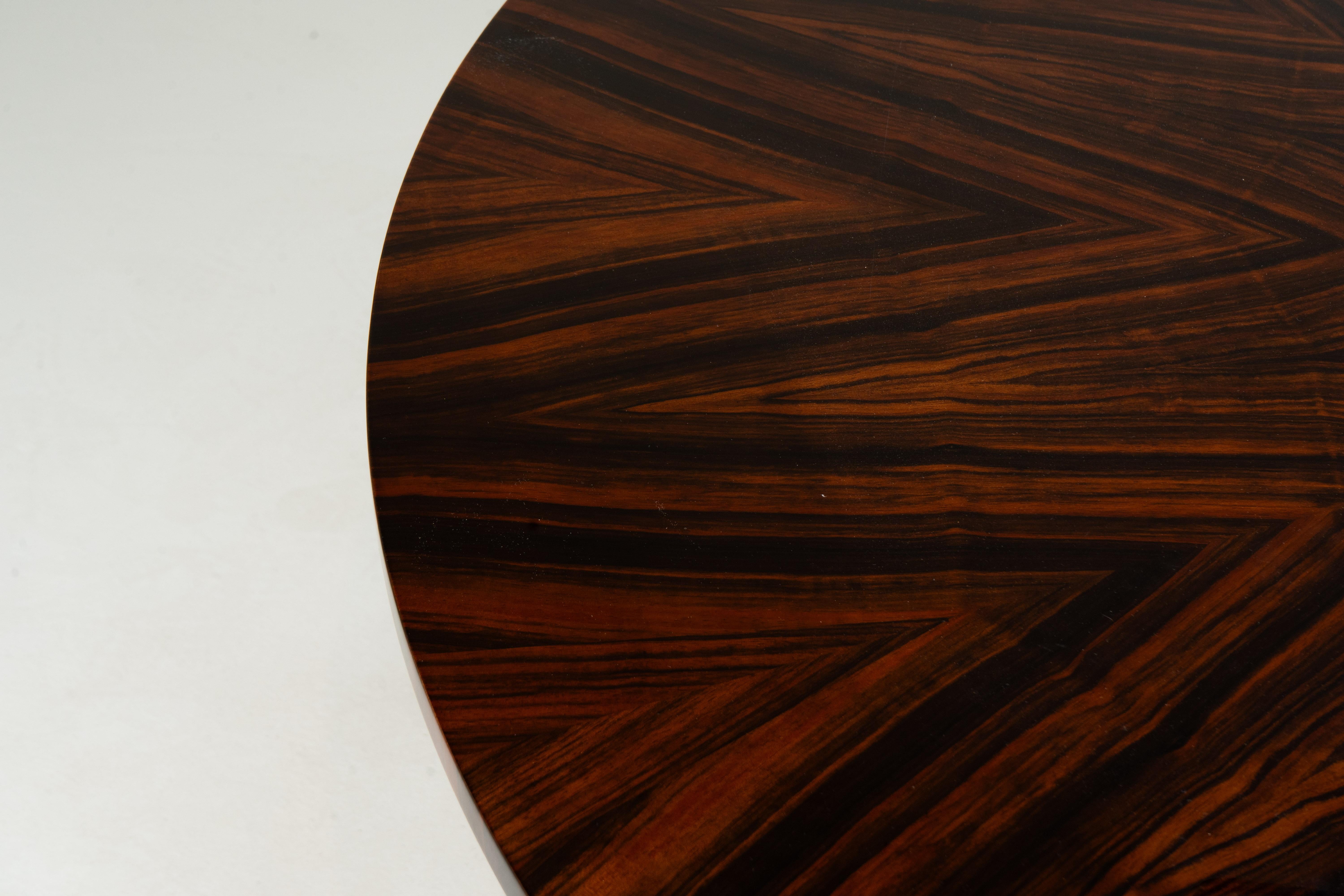 Placage Table de salle à manger ronde Art déco en ébène de Macassar en vente