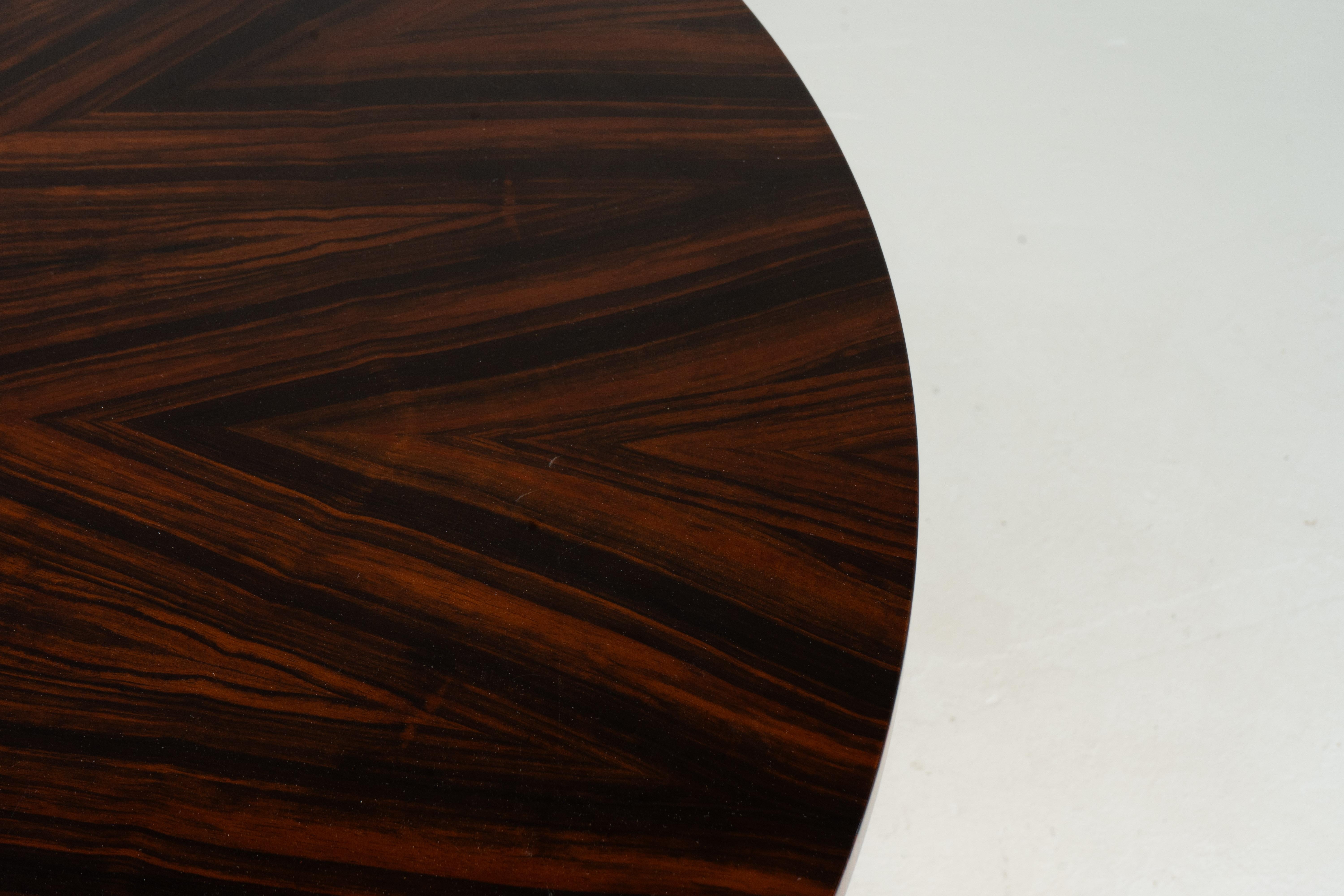 Table de salle à manger ronde Art déco en ébène de Macassar Bon état - En vente à Chicago, IL