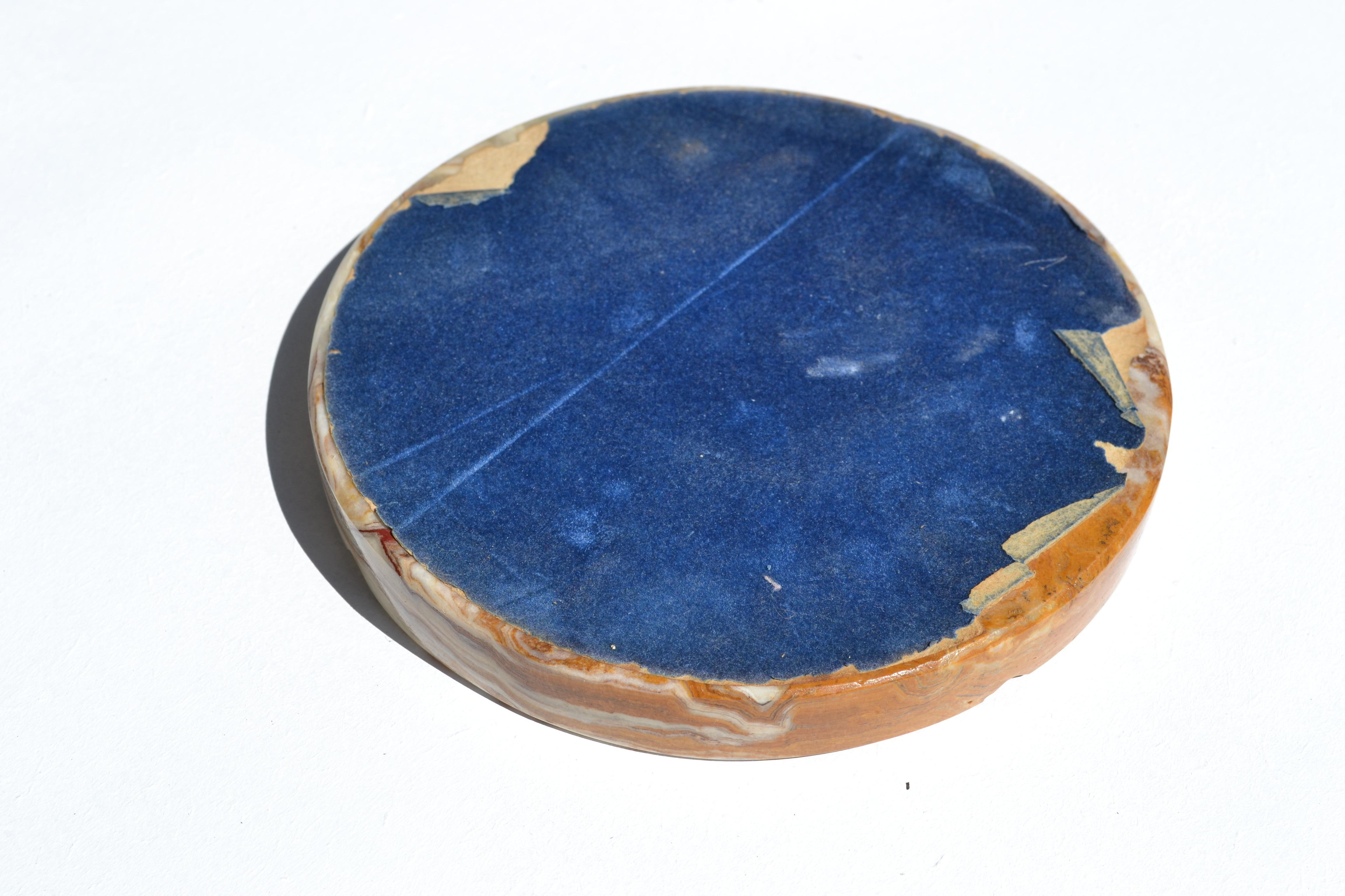 A Round Carved Onyx Ashtray – 1970s France. in vendita 2