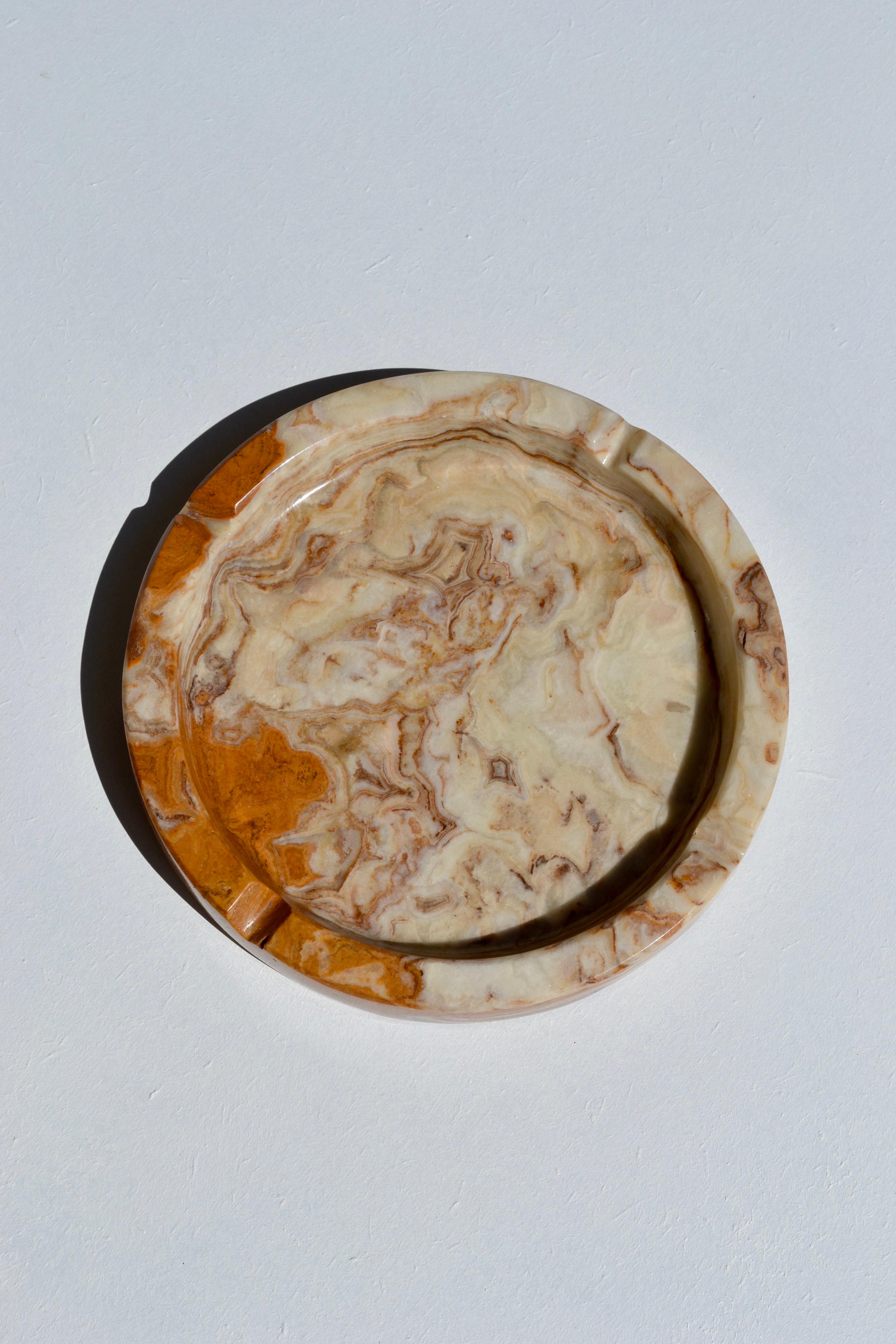 Mid-Century moderno A Round Carved Onyx Ashtray – 1970s France. in vendita
