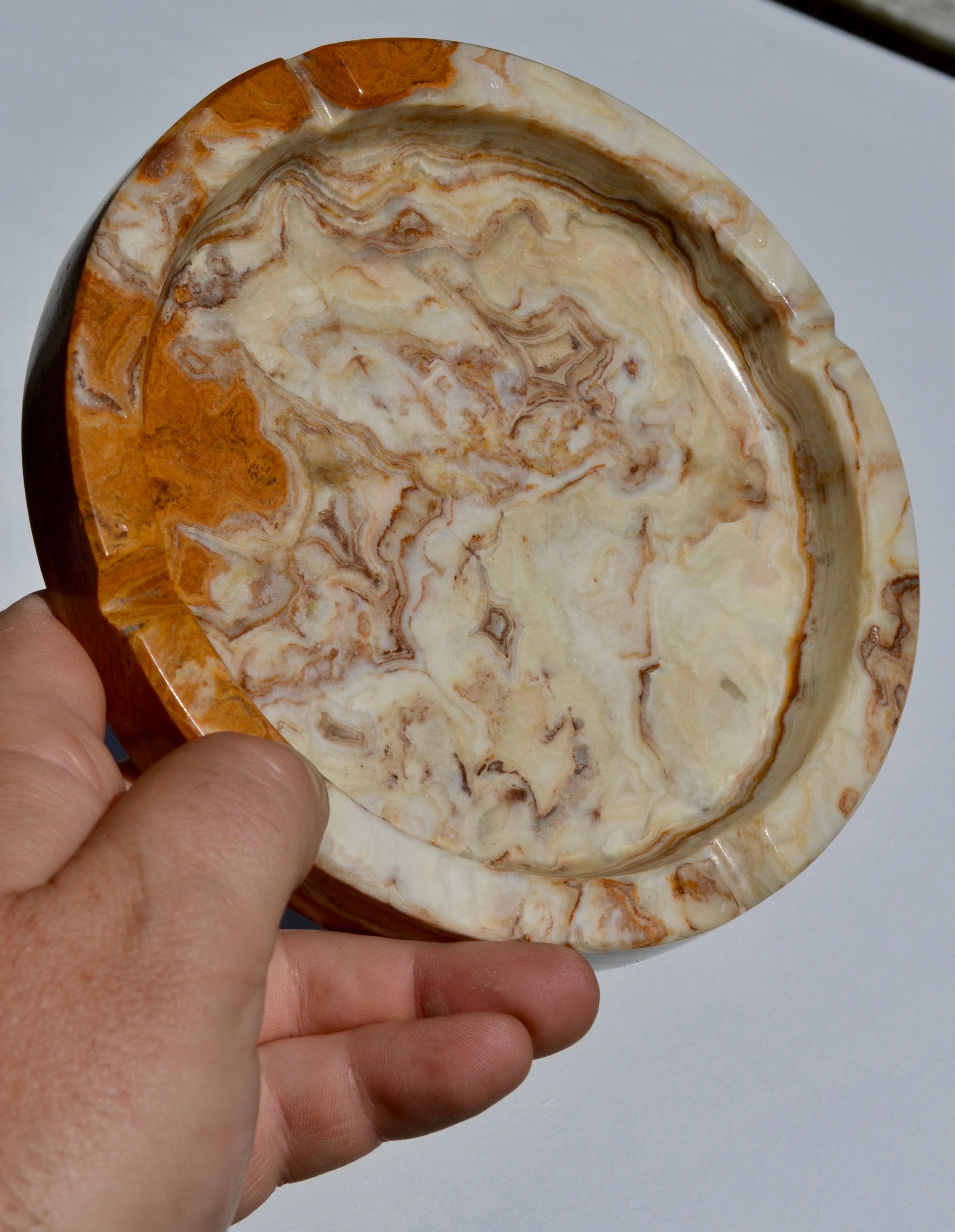 Francese A Round Carved Onyx Ashtray – 1970s France. in vendita