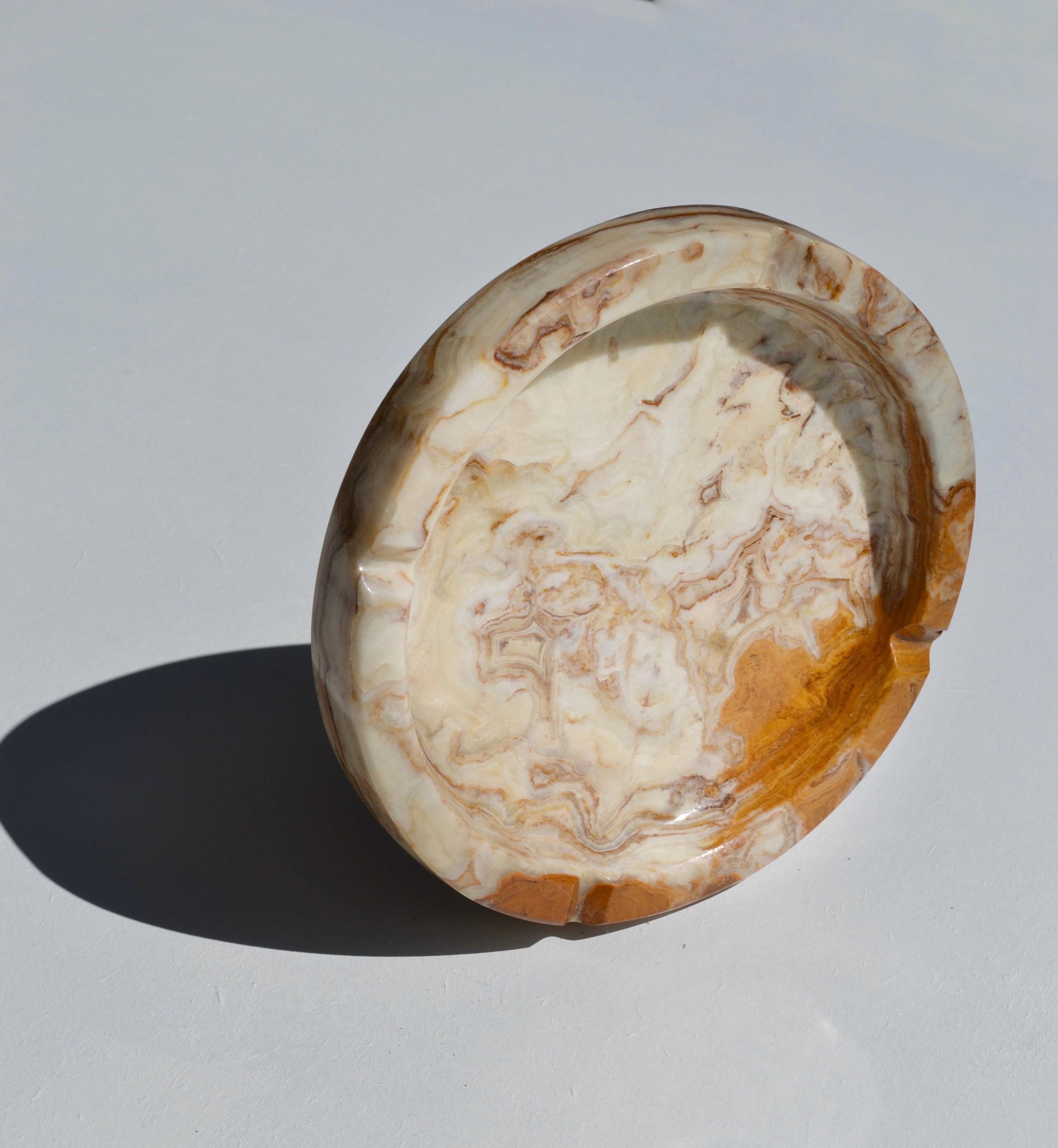 Intagliato a mano A Round Carved Onyx Ashtray – 1970s France. in vendita