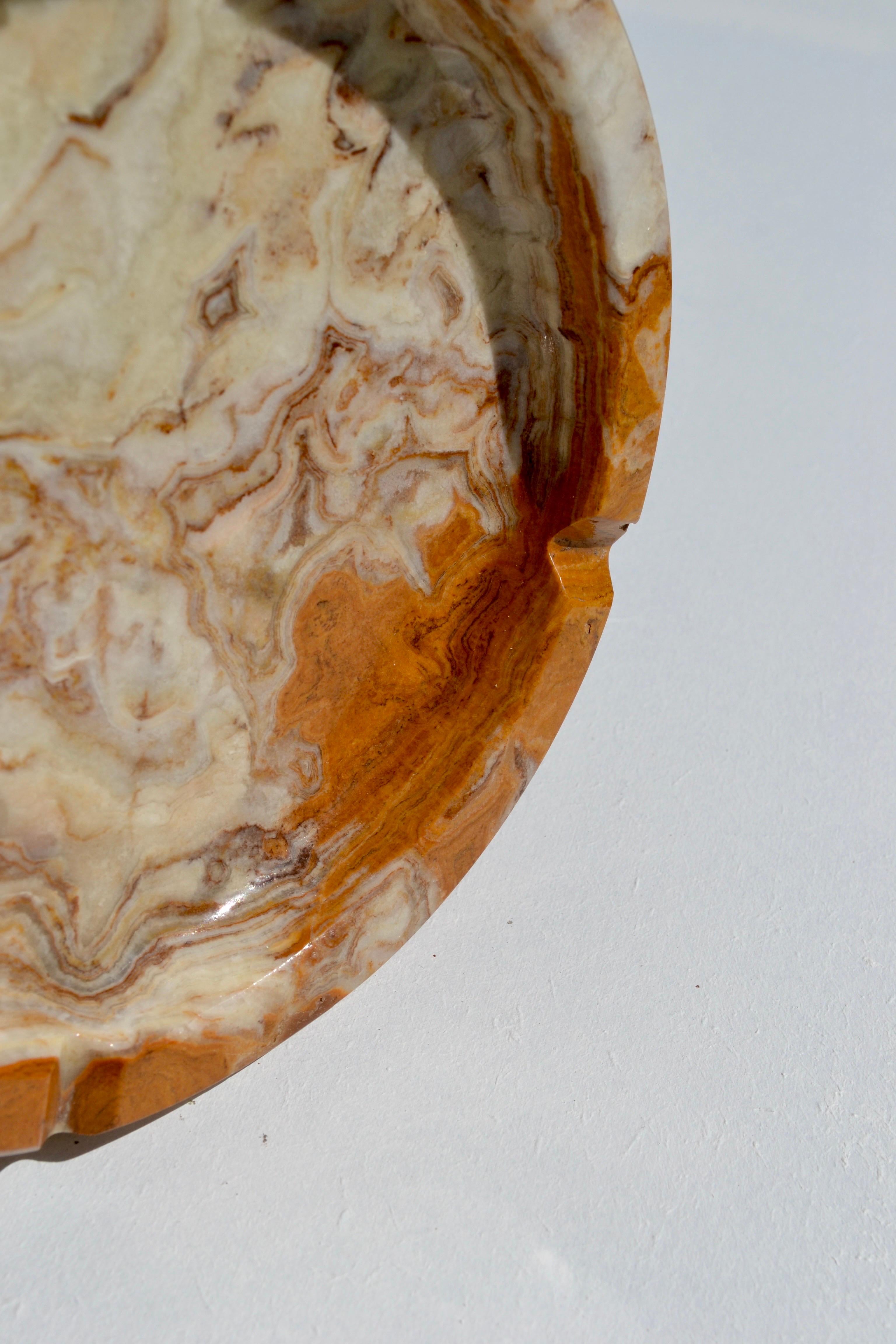 A Round Carved Onyx Ashtray – 1970s France. In condizioni buone in vendita a SOTTEVILLE-LÈS-ROUEN, FR
