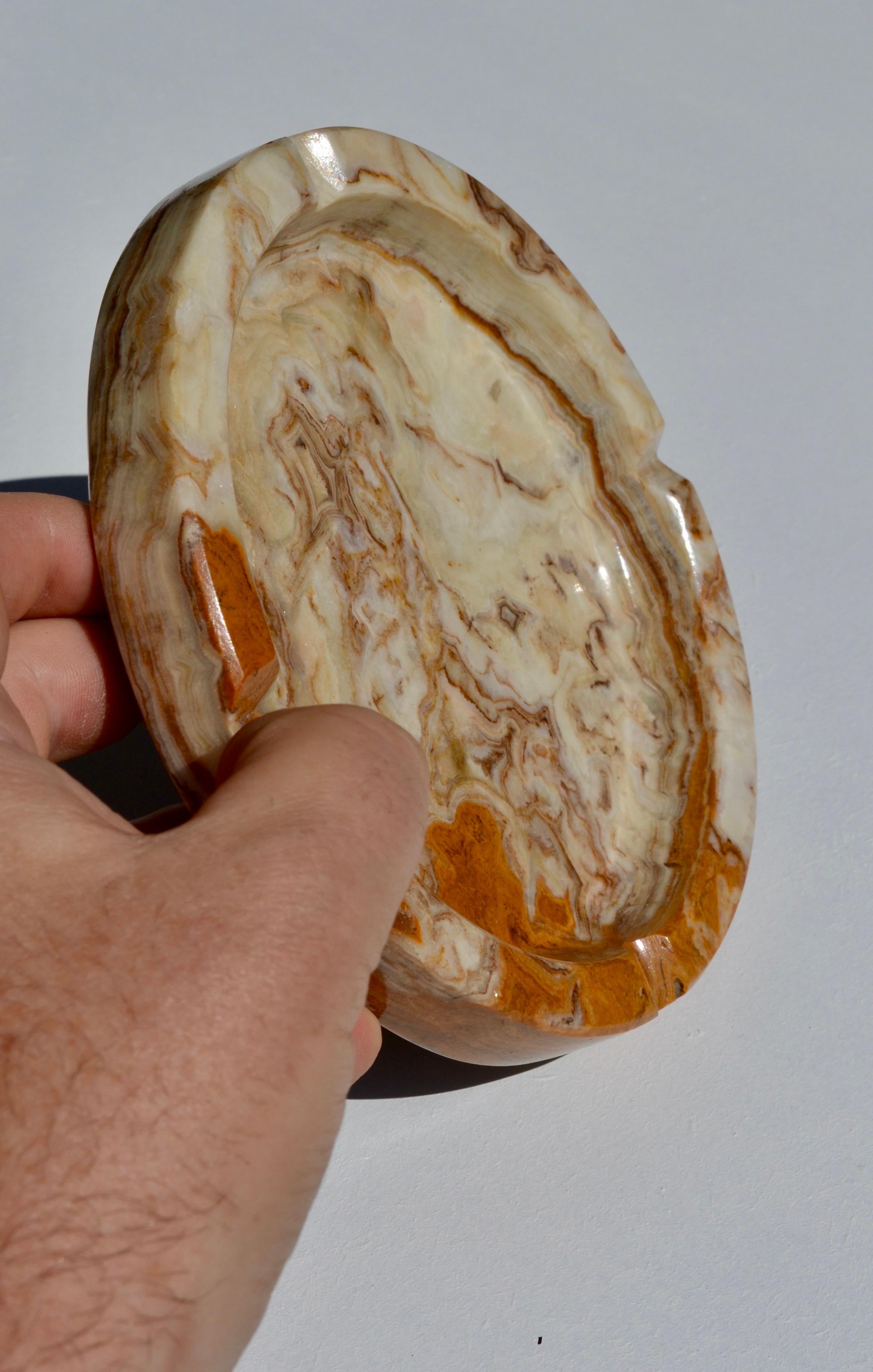 Onice A Round Carved Onyx Ashtray – 1970s France. in vendita