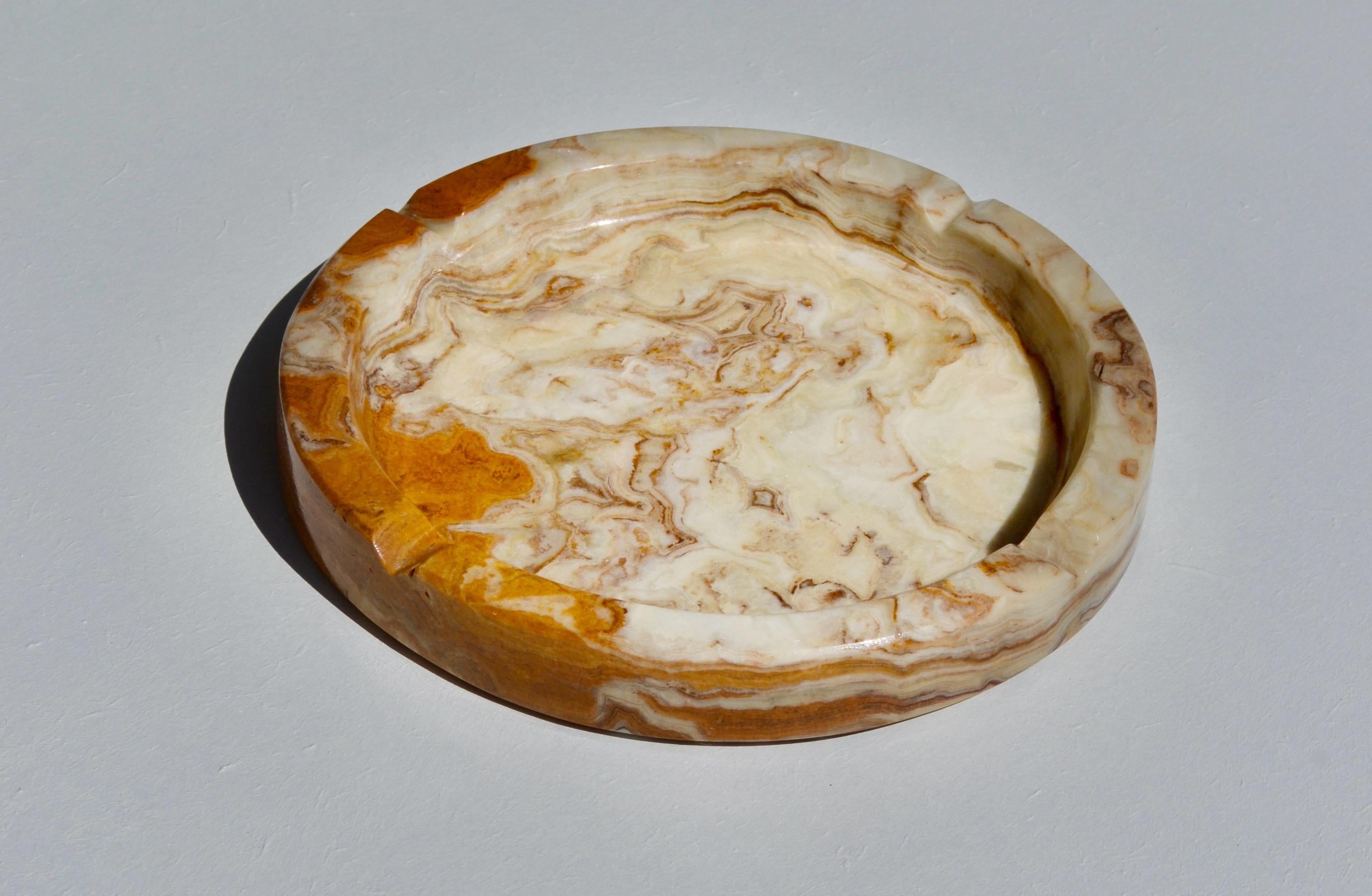 A Round Carved Onyx Ashtray – 1970s France. in vendita 1