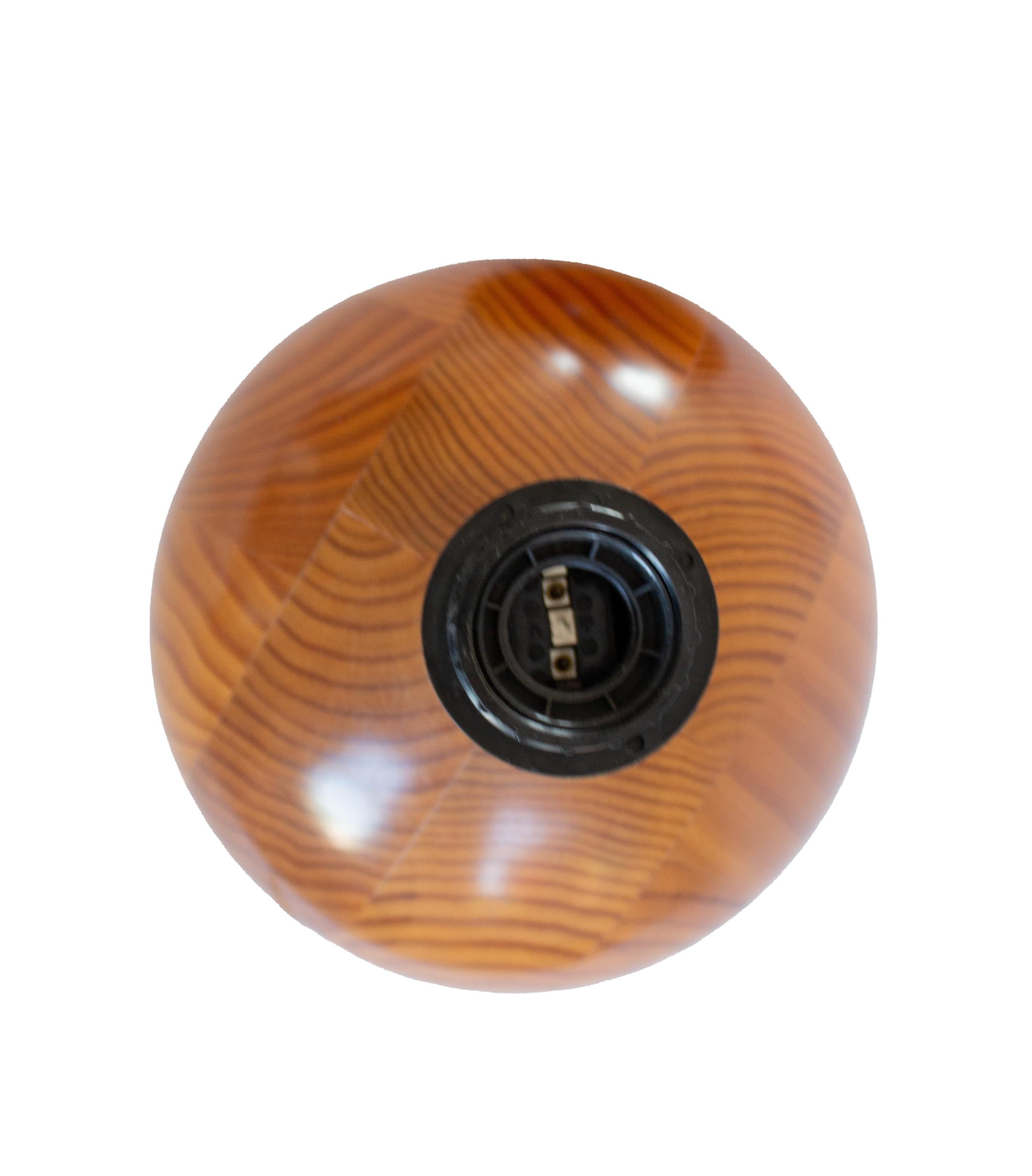 Lampe de table ronde en pin massif de Suède, années 1970
Vendu sans abat-jour, dimensions du globe 21 cm. La hauteur avec la douille est de 28 cm. Ampoule standard à culot moyen E-26. 
Parmi les autres designers de l'époque, citons Axel Einar Hjorth
