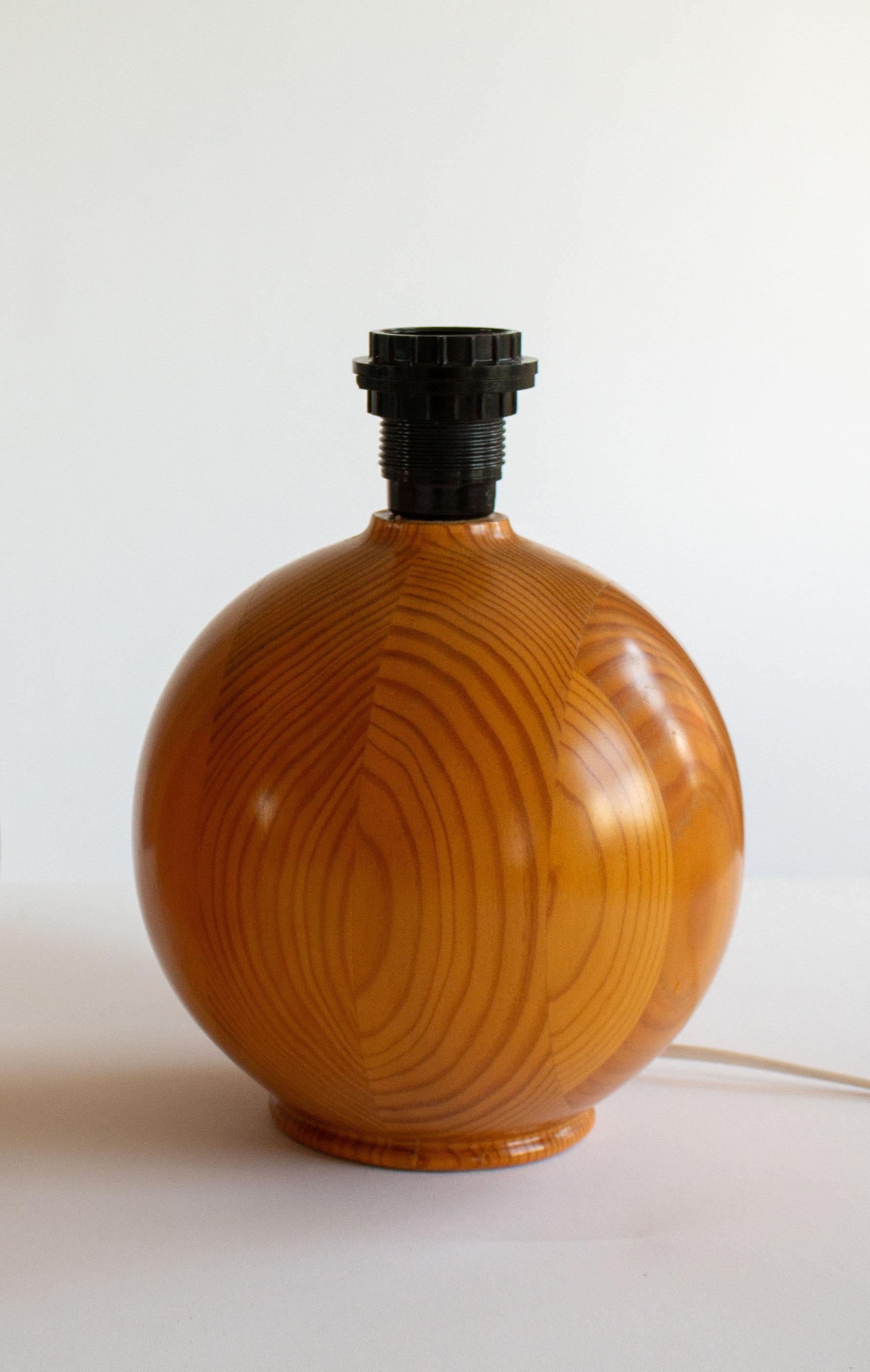 Suédois Lampes de table rondes de designer en pin massif de Suède, 1970 en vente
