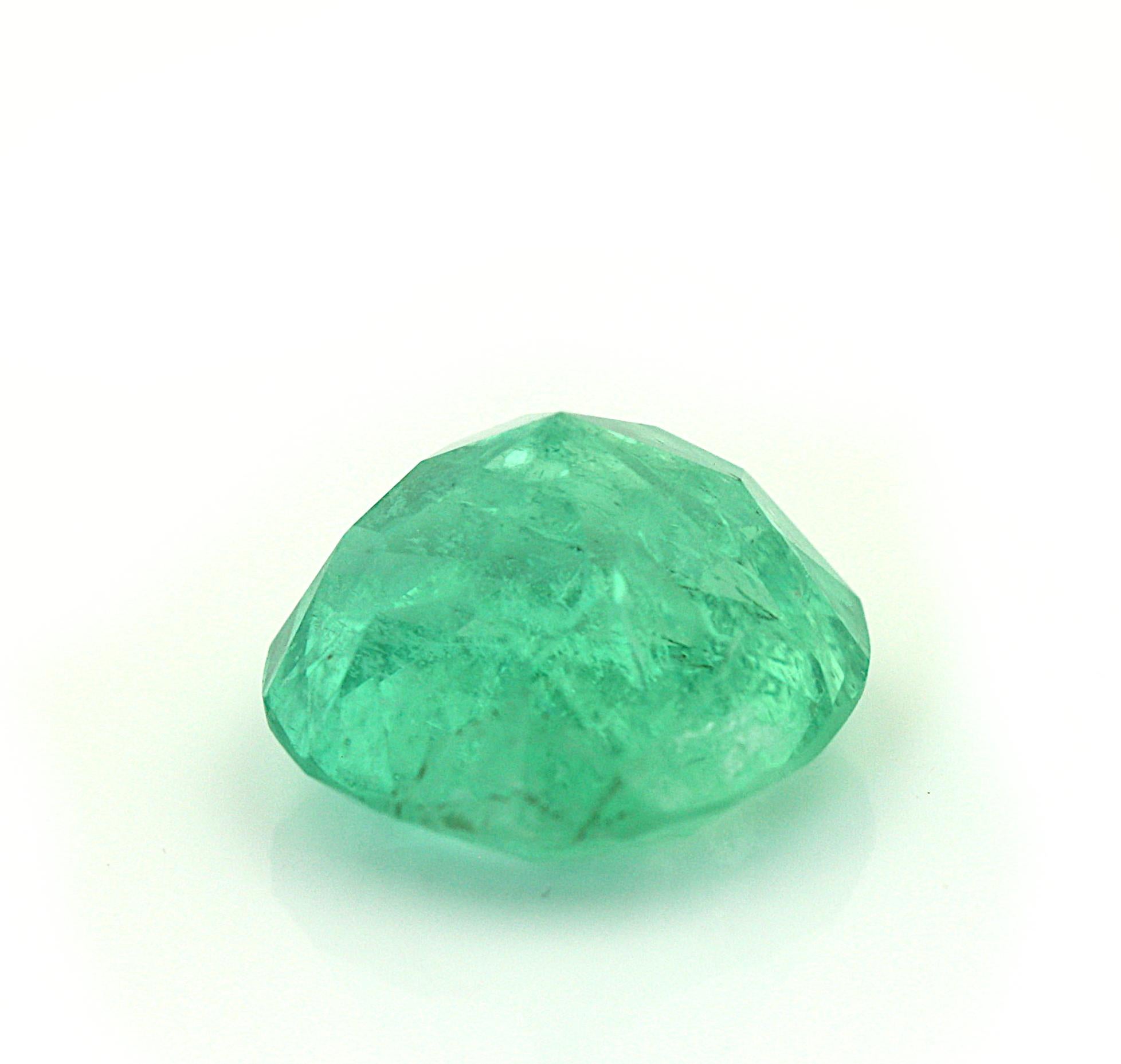 A Round Faceted Emerald In Good Condition For Sale In Palm Beach, FL
