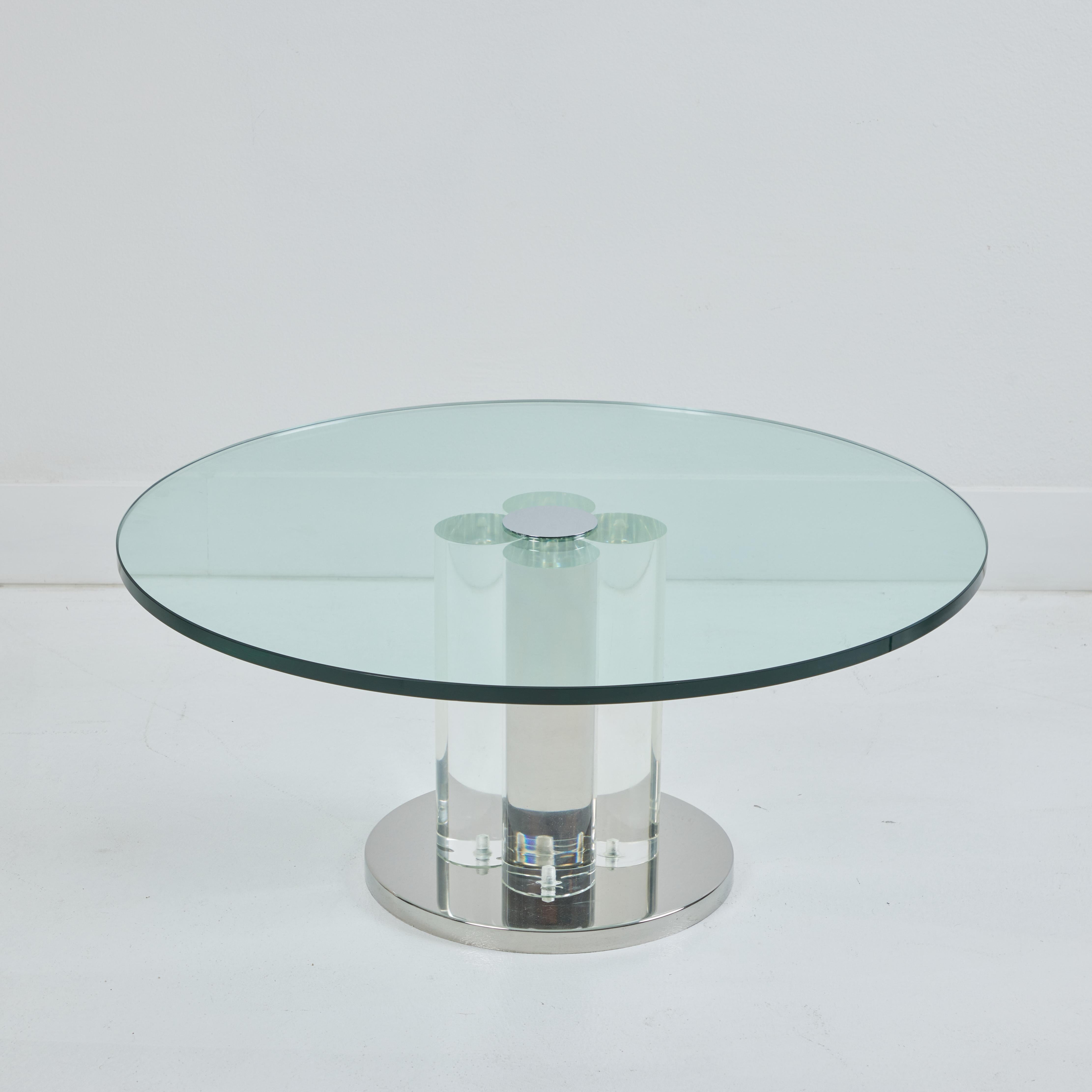 Dans le style de Charles Hollis Jones, voici une magnifique table basse en lucite et à base chromée. Avec un diamètre de 35,5 pouces, il est d'une taille idéale pour un intérieur compact ; il pourrait également flotter magnifiquement dans un espace