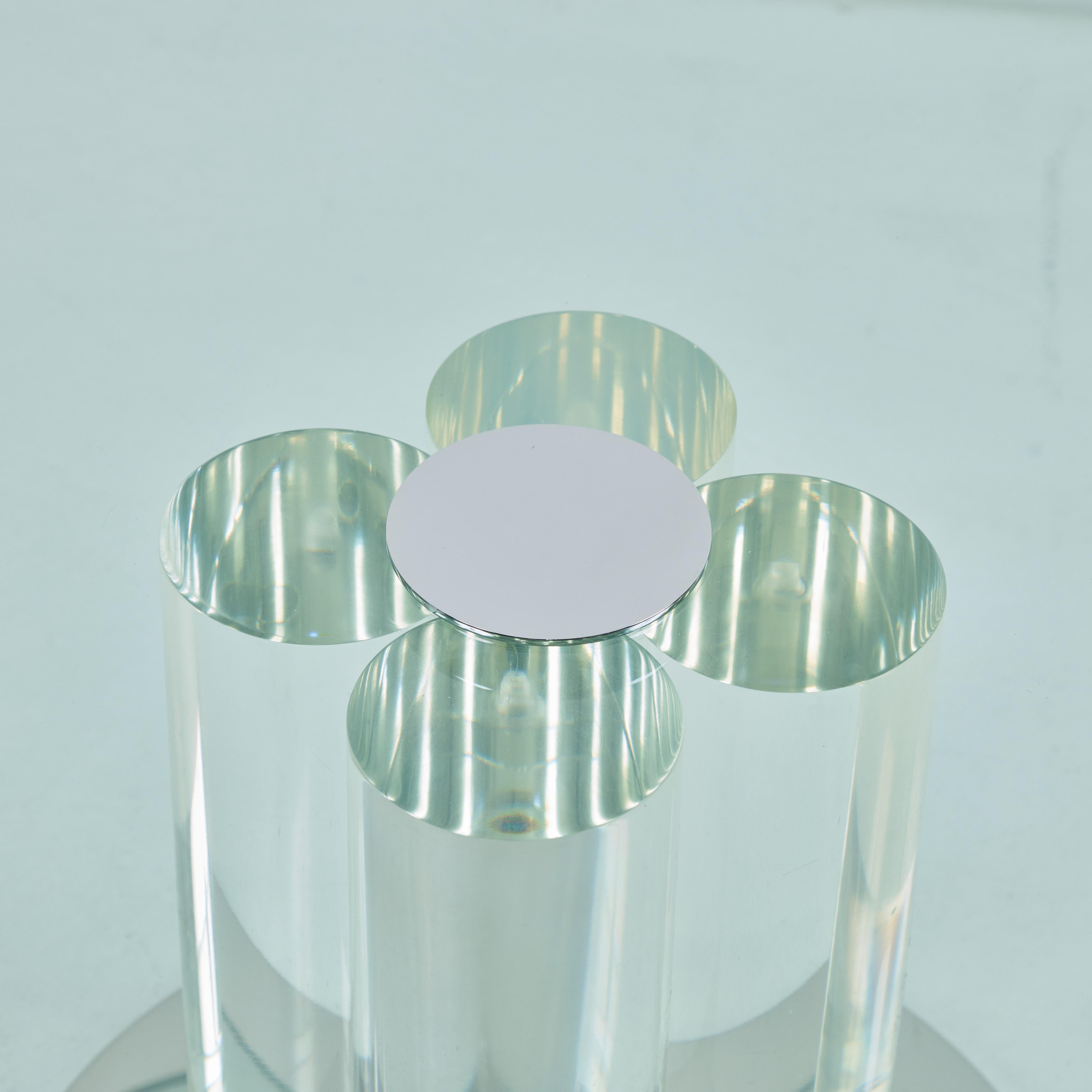 A  Runder Couchtisch aus Lucite, Glas und Chrom (Poliert) im Angebot