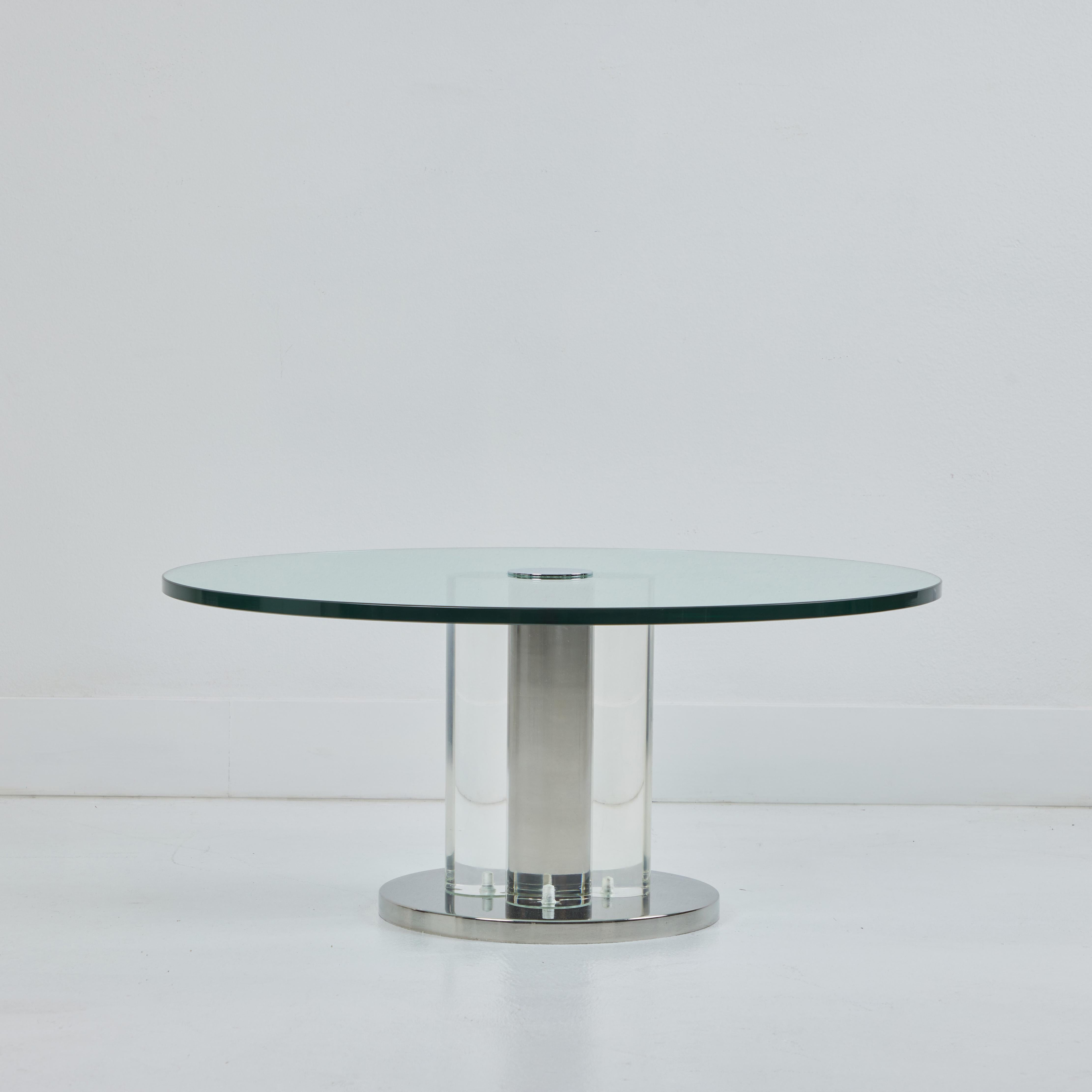 A  Table basse ronde en lucite, verre et chrome Bon état - En vente à Palm Desert, CA