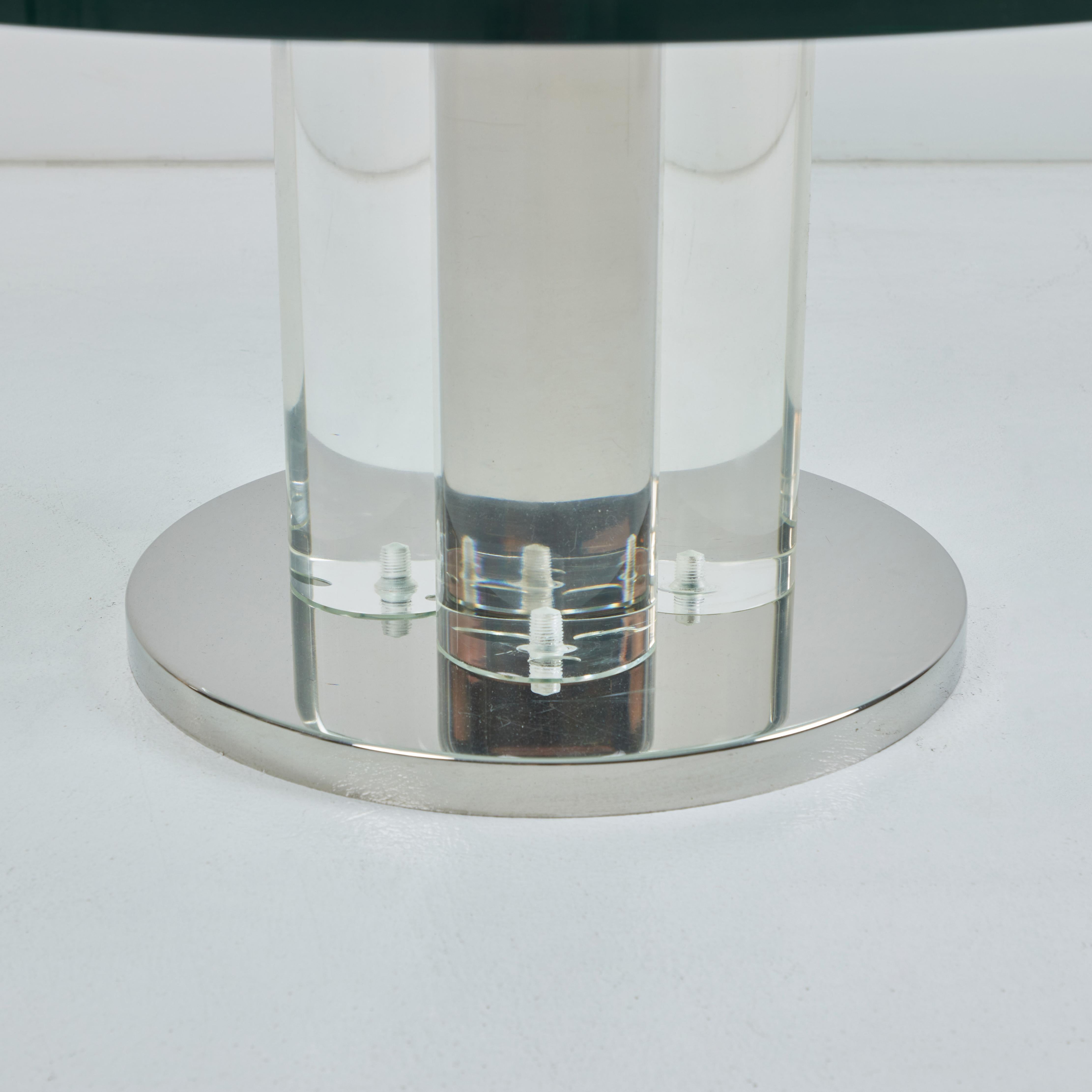 A  Runder Couchtisch aus Lucite, Glas und Chrom (Ende des 20. Jahrhunderts) im Angebot