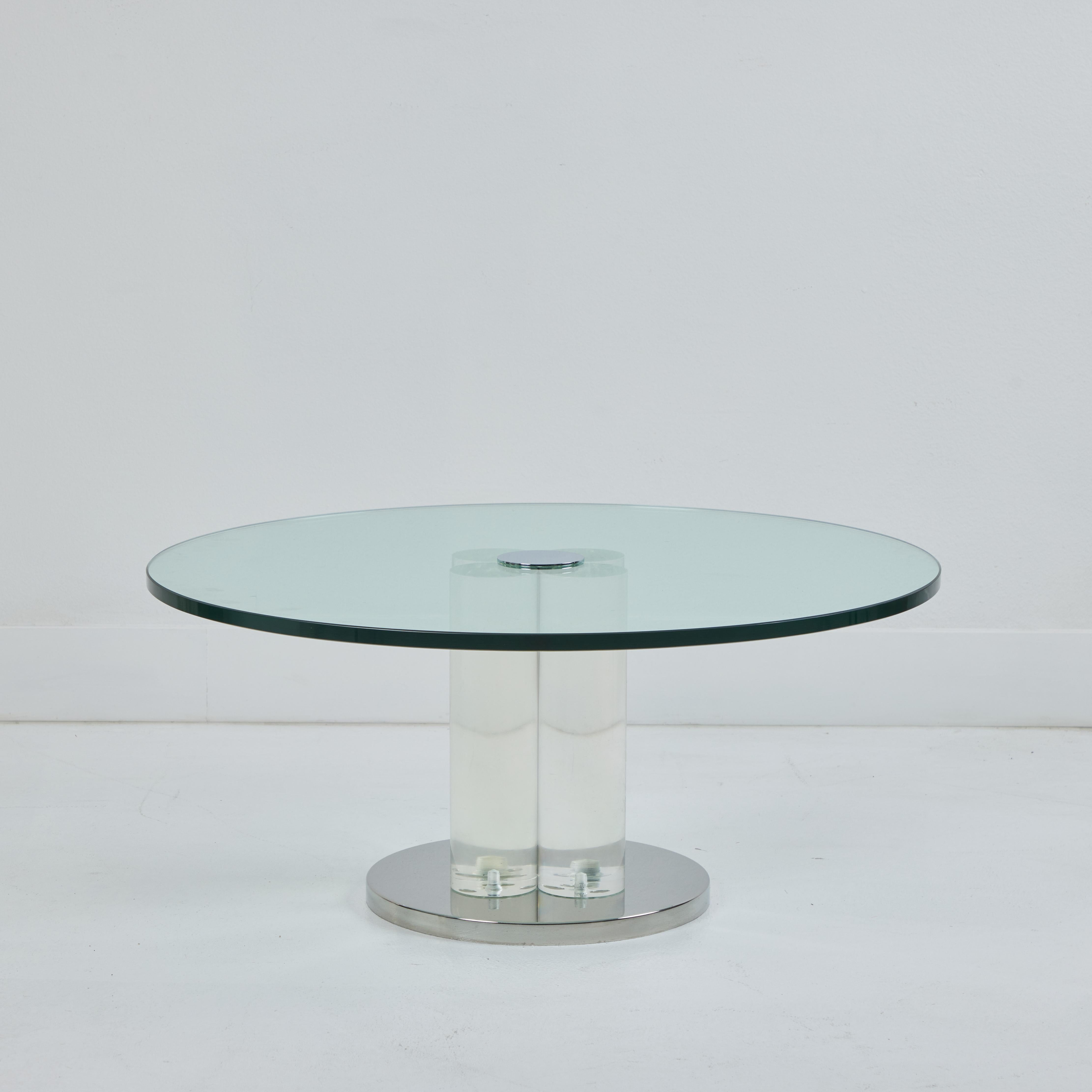 A  Table basse ronde en lucite, verre et chrome en vente 1