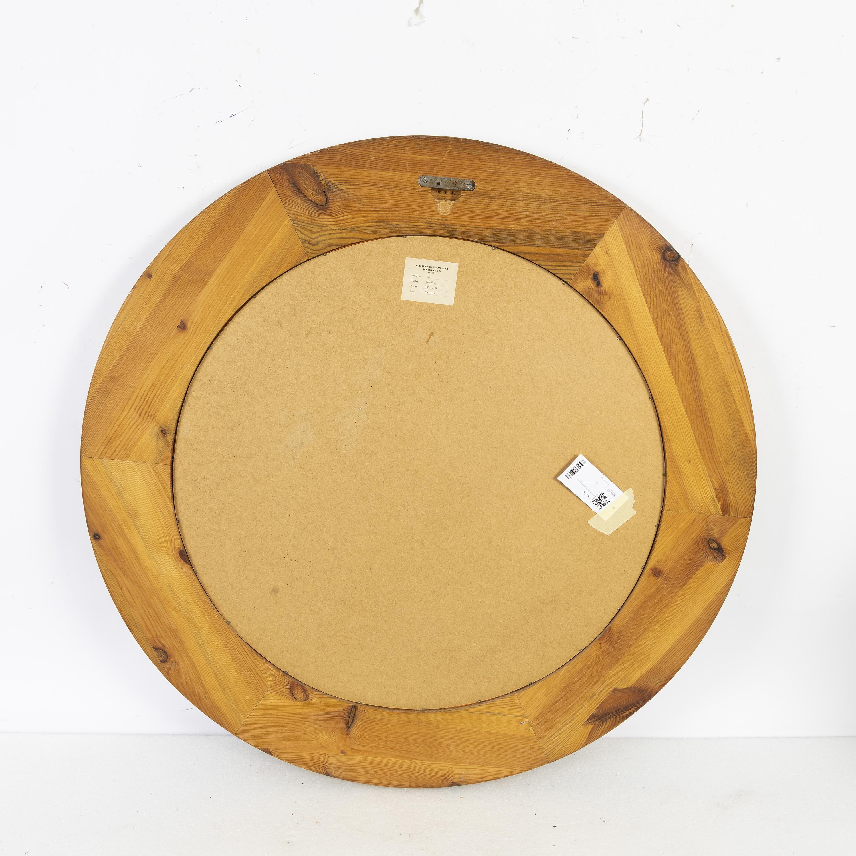 A large ( 100 cm ) round mirror in pine wood made by Glasmaster in Sweden in the 1960s.
Good condition and good craftsmanship.