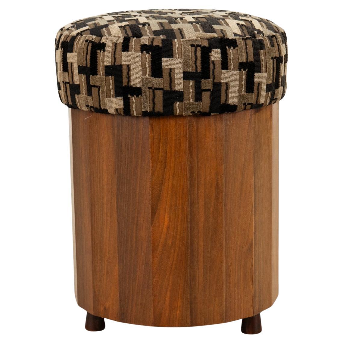 Ein runder Hocker mit gepolsterter Platte im Angebot