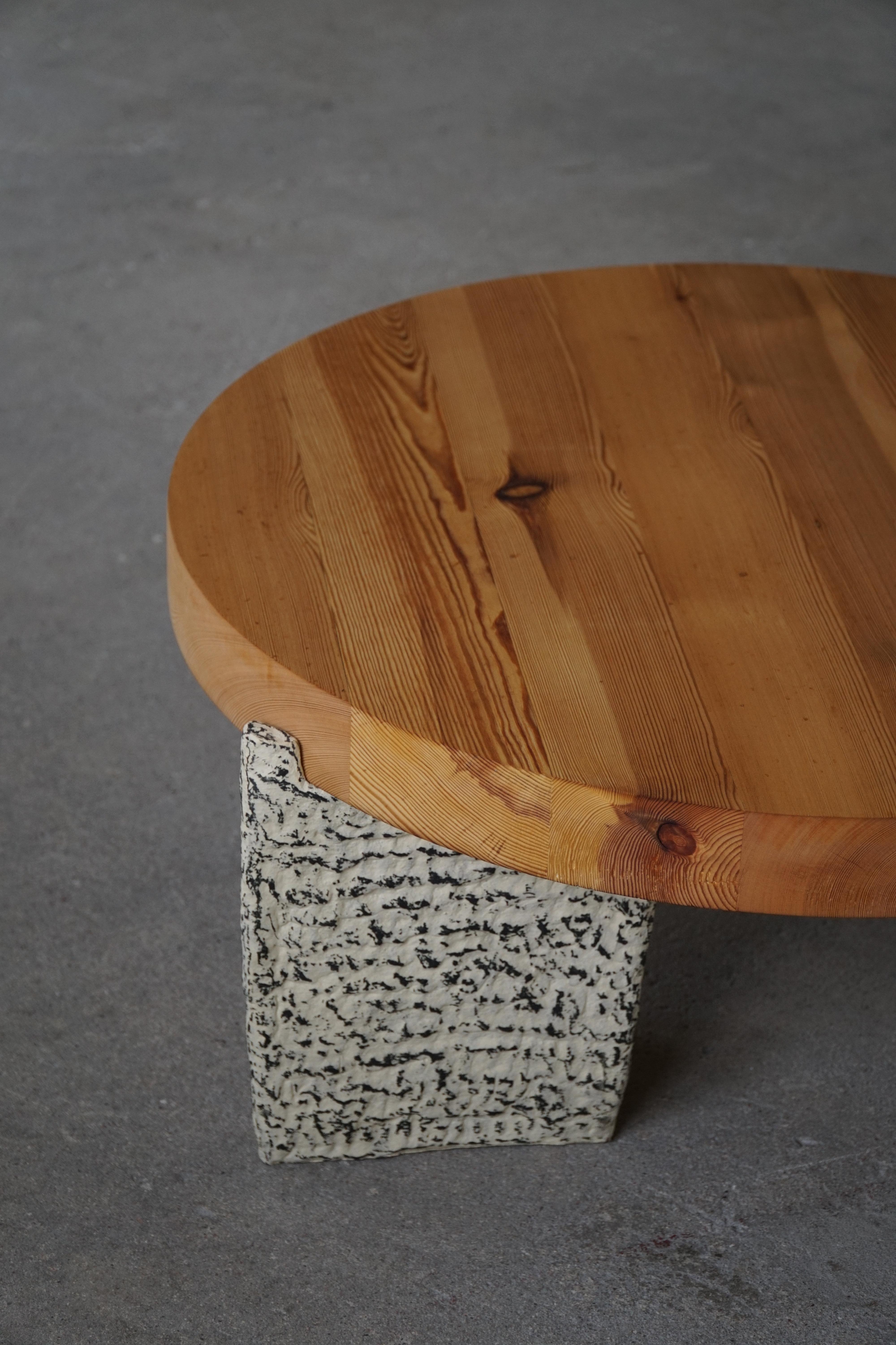 Runder Tisch von eliaselias x Ole Victor, Keramik und Kiefernholz, dänisches Design, 2023 im Zustand „Hervorragend“ im Angebot in Odense, DK