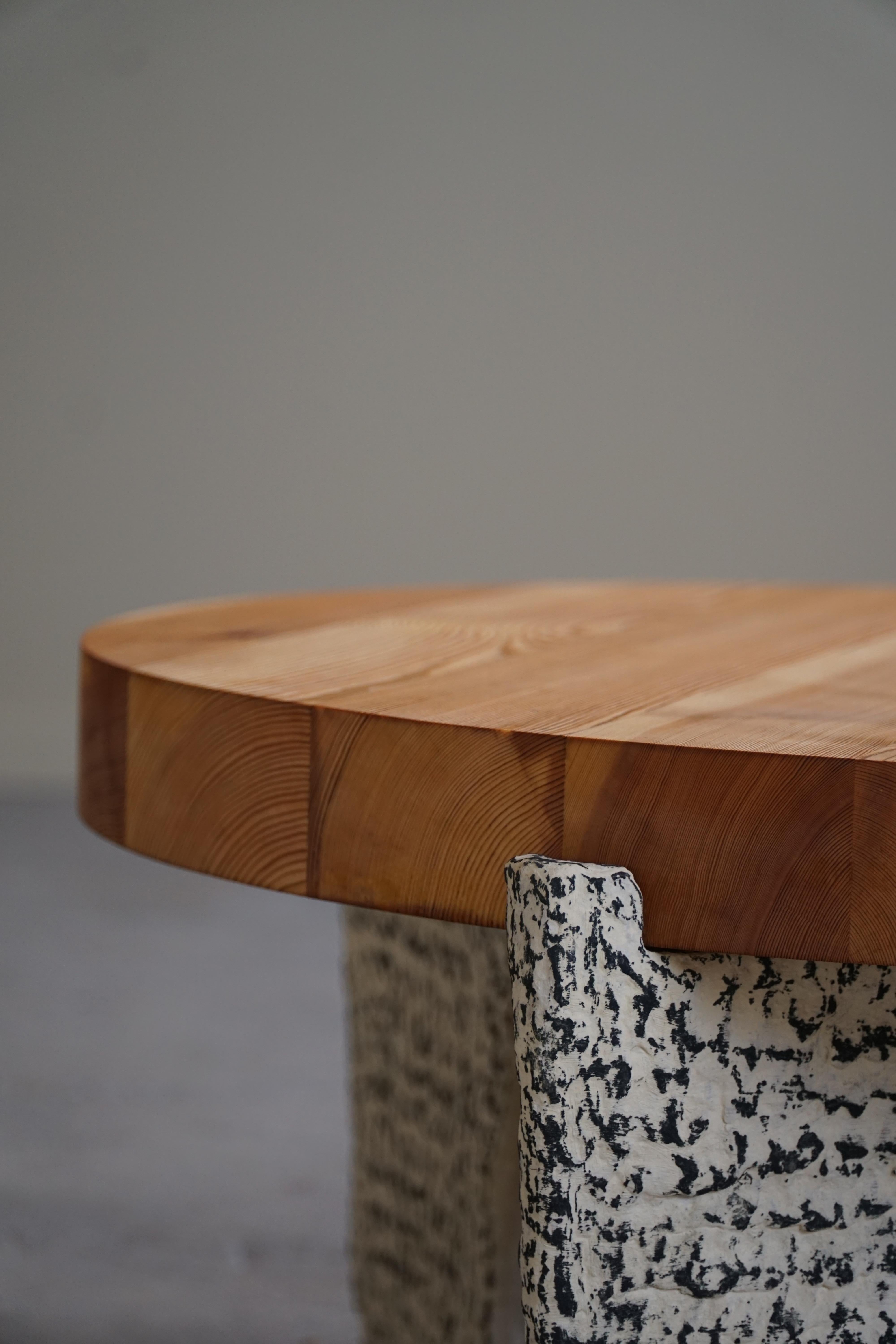 Runder Tisch von eliaselias x Ole Victor, Keramik und Kiefernholz, dänisches Design, 2023 (21. Jahrhundert und zeitgenössisch) im Angebot