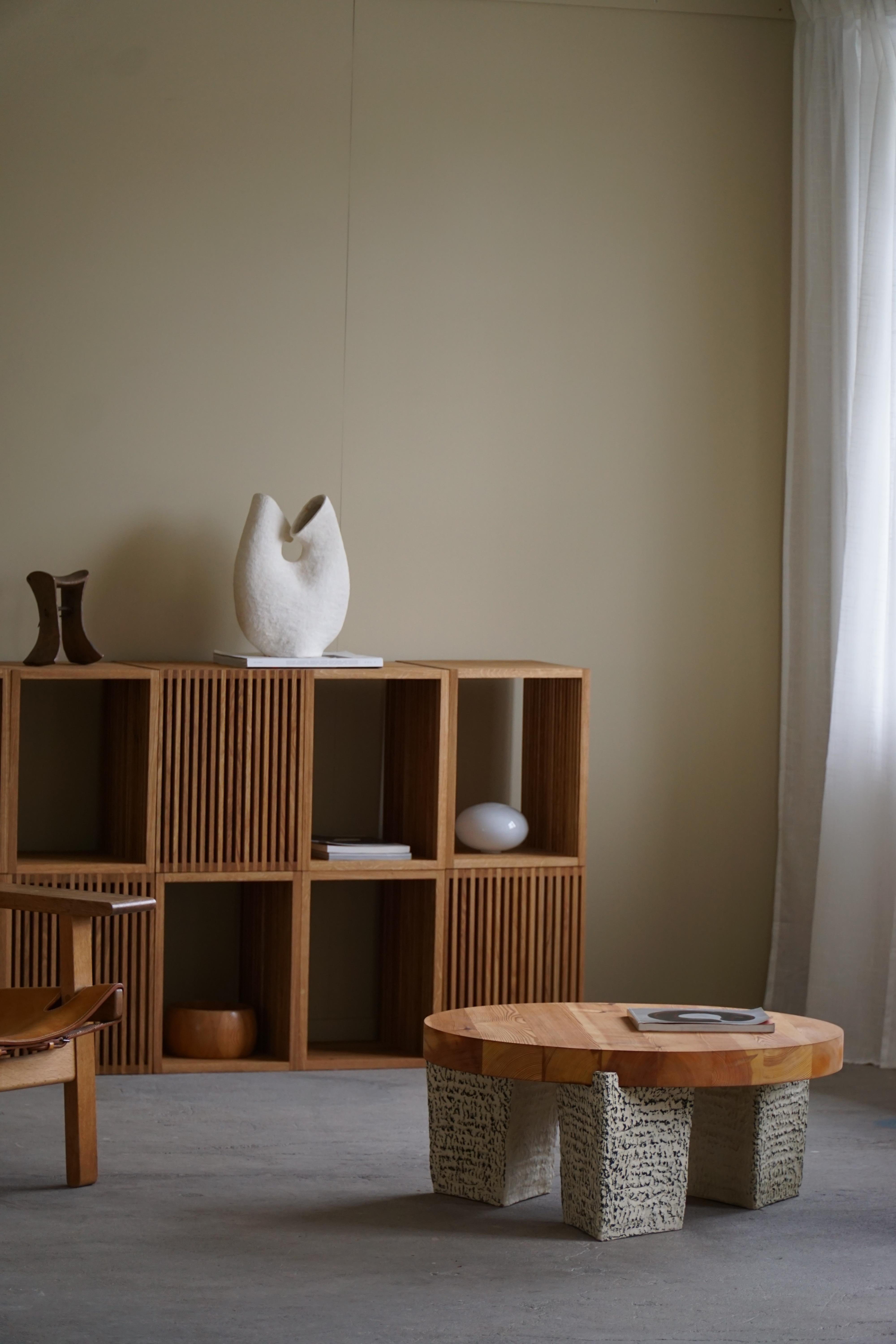 Runder Tisch von eliaselias x Ole Victor, Keramik und Kiefernholz, dänisches Design, 2023 im Angebot 1